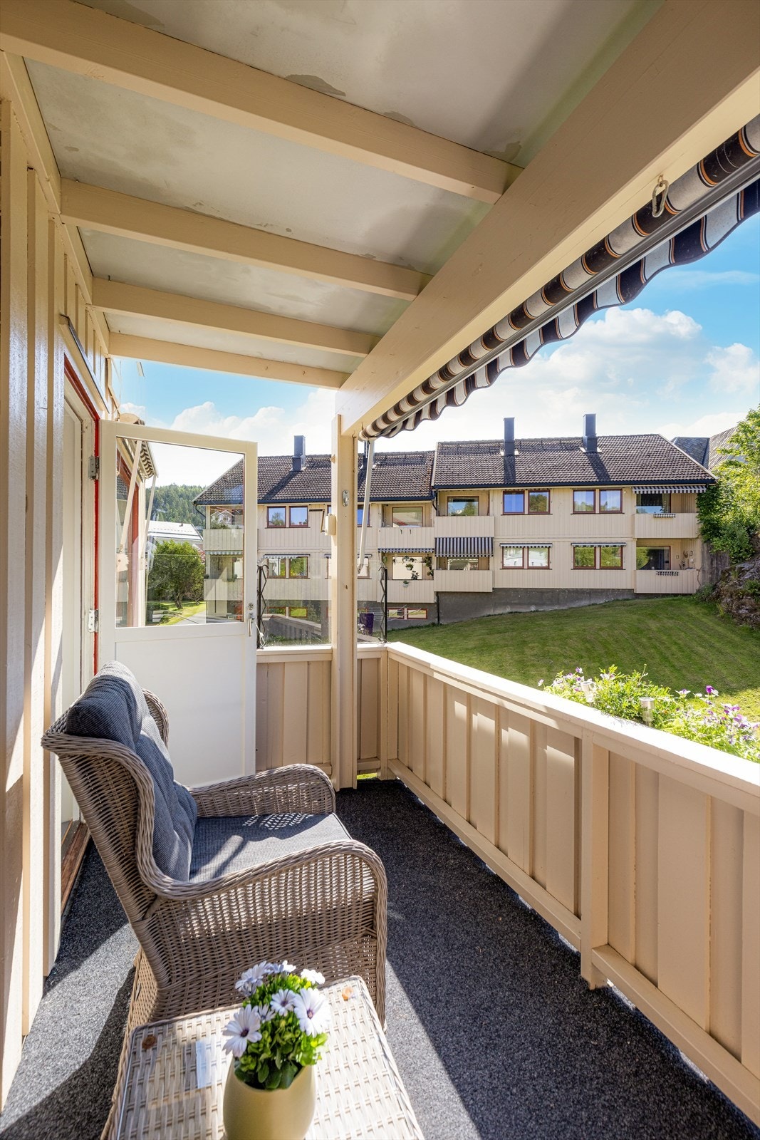 Videre er balkongen oppført med bjelkelag med terrassebord på gulv samt rekkverk og levegg av tre. Galleribilde