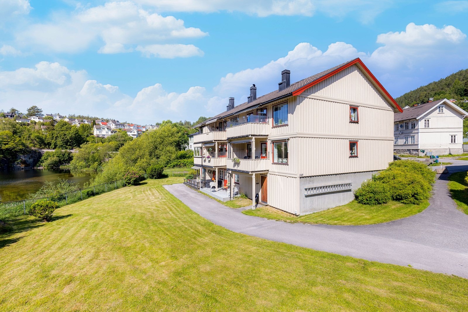 Leiligheten ligger sentralt på Skotfoss med gangavstand til skole, barnehage, nærbutikk og frisør. Galleribilde
