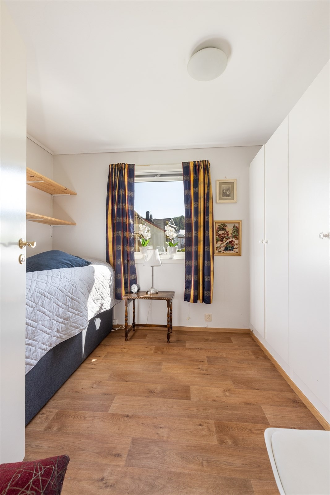Soverommene er malt i en lys behagelig farge og har store vindusflater som slipper inn rikelig med naturliglys. Galleribilde