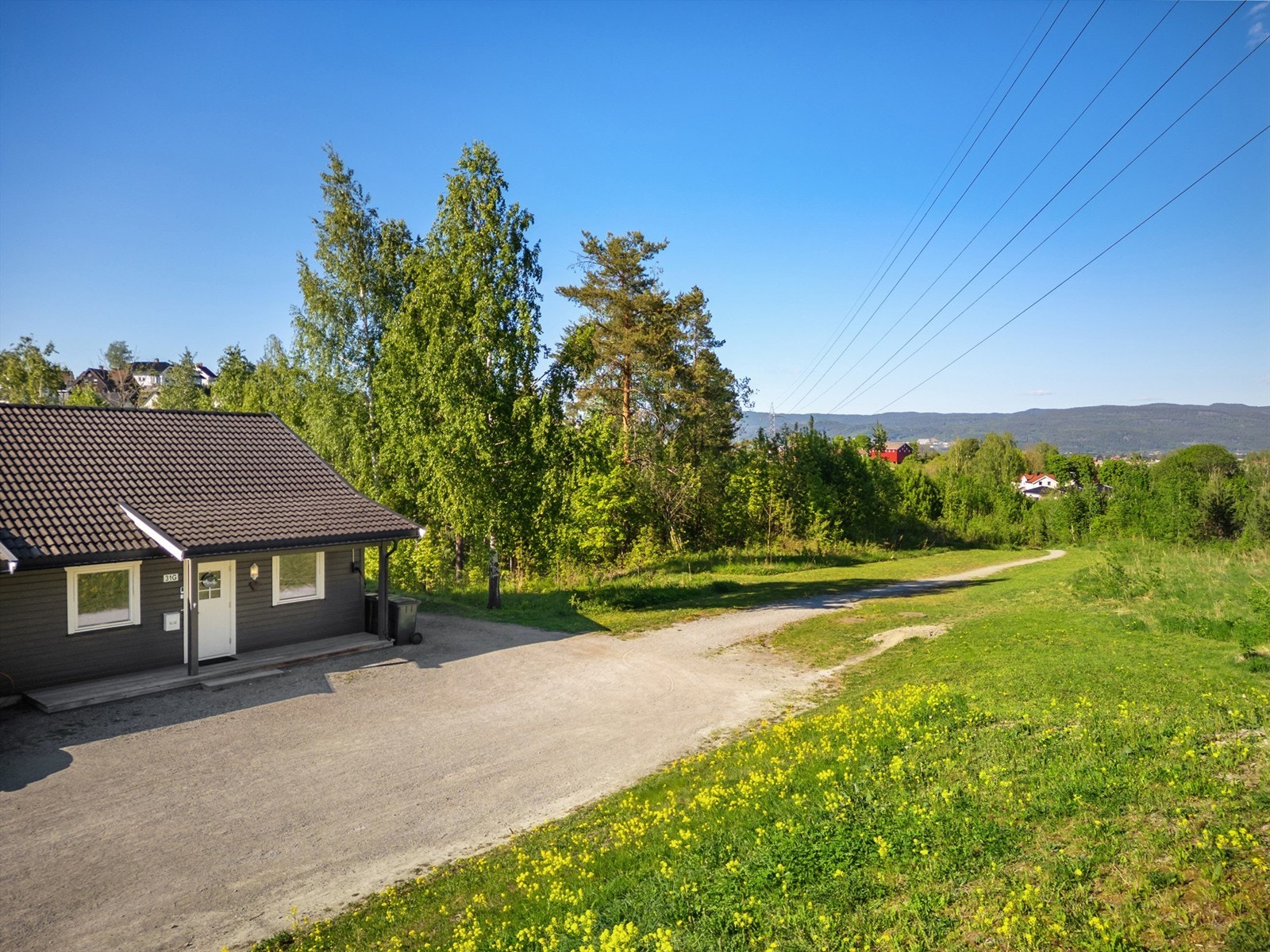 Terrasseplatting ved inngangsparti på ca. 9 kvm Galleribilde