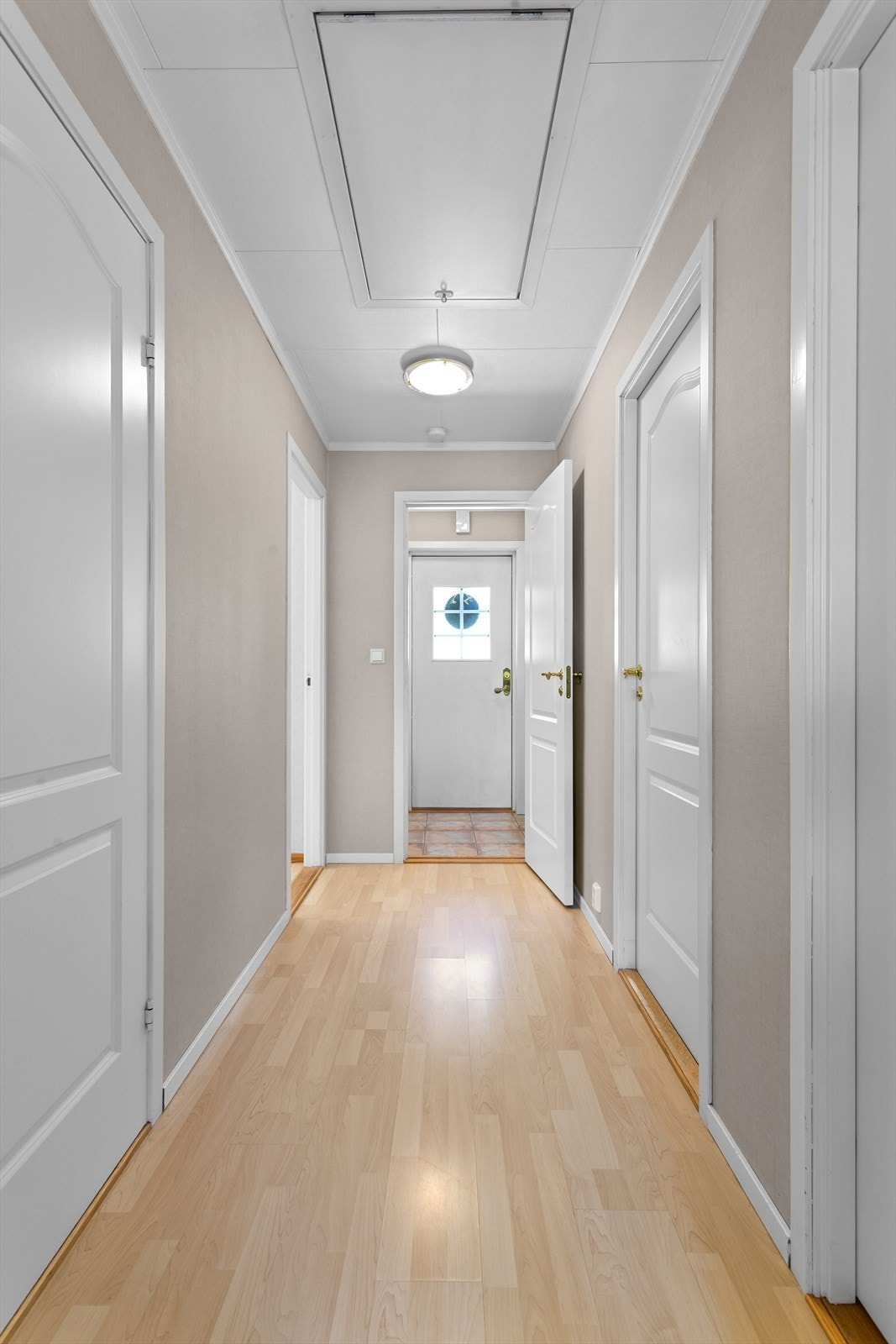 Adkomst til loft via takluke og stige. Gulvet på loft er stedvis kledd med plater. Galleribilde