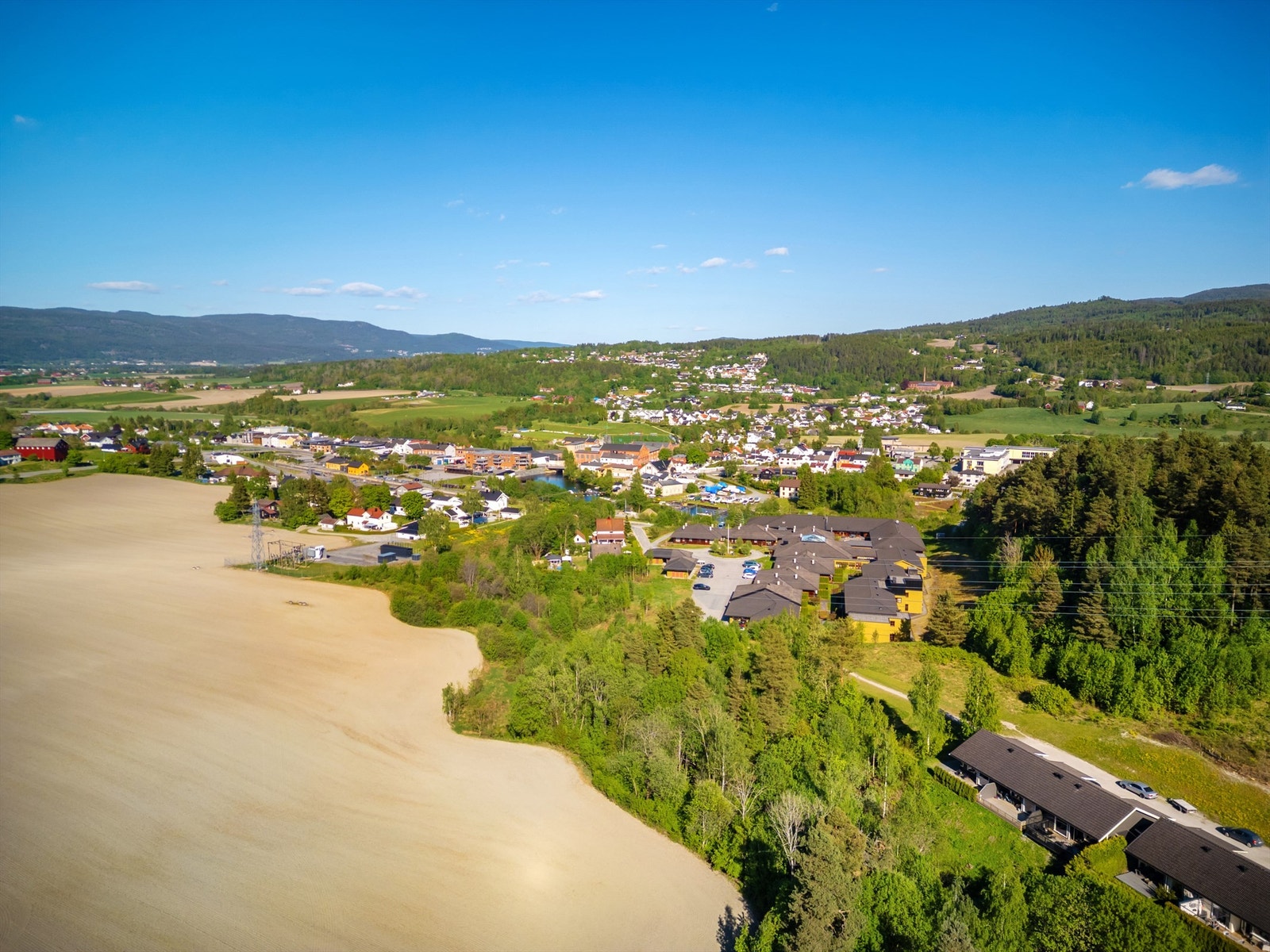 Barnevennlig med kort gangvei til barnehage og fine turområder Galleribilde