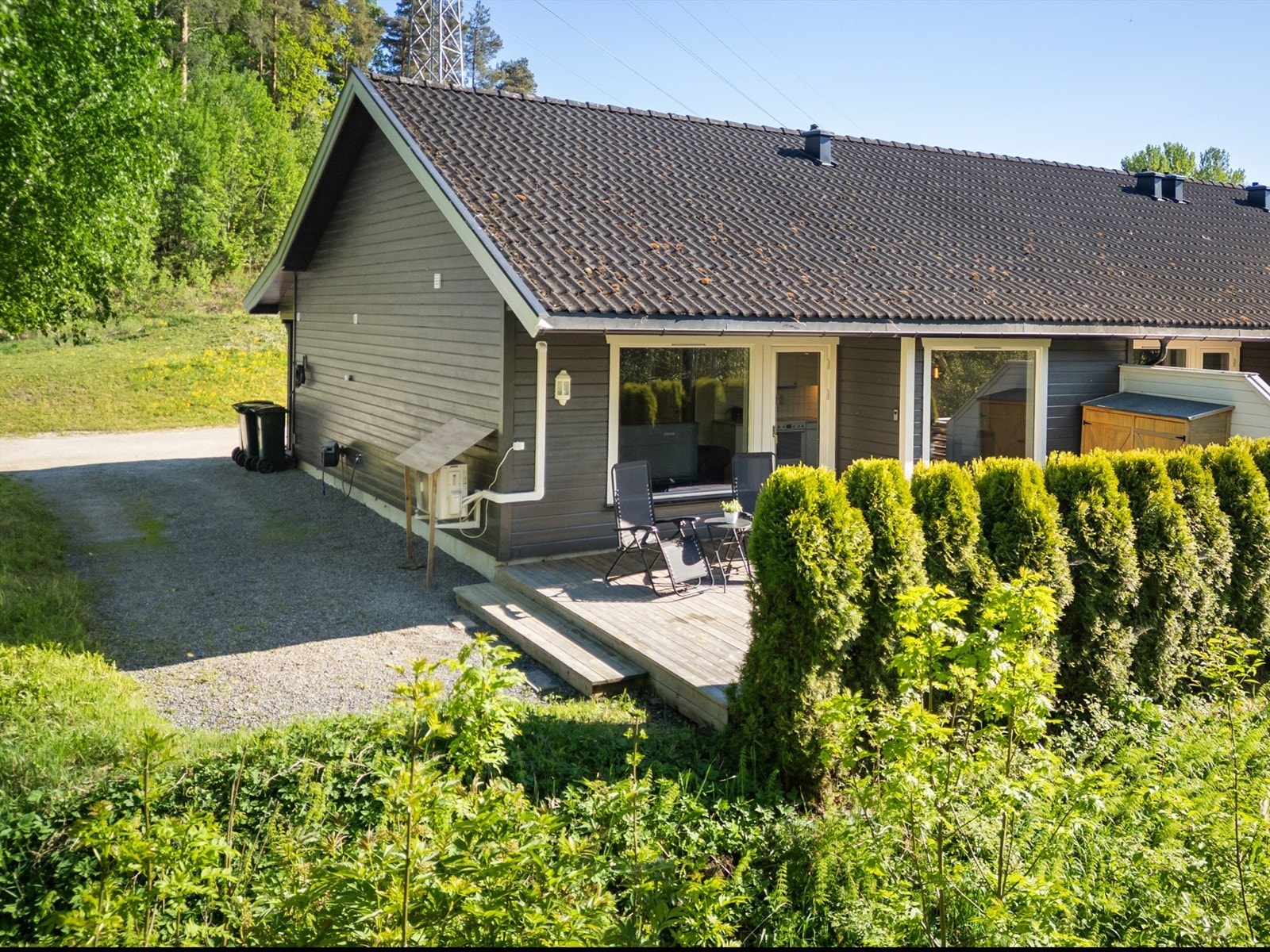 Ende rekkehus i ende av blindvei - alt på ei flate - fine uteplasser og god plass for parkering. Gangvei til togstasjon og sentrum Galleribilde