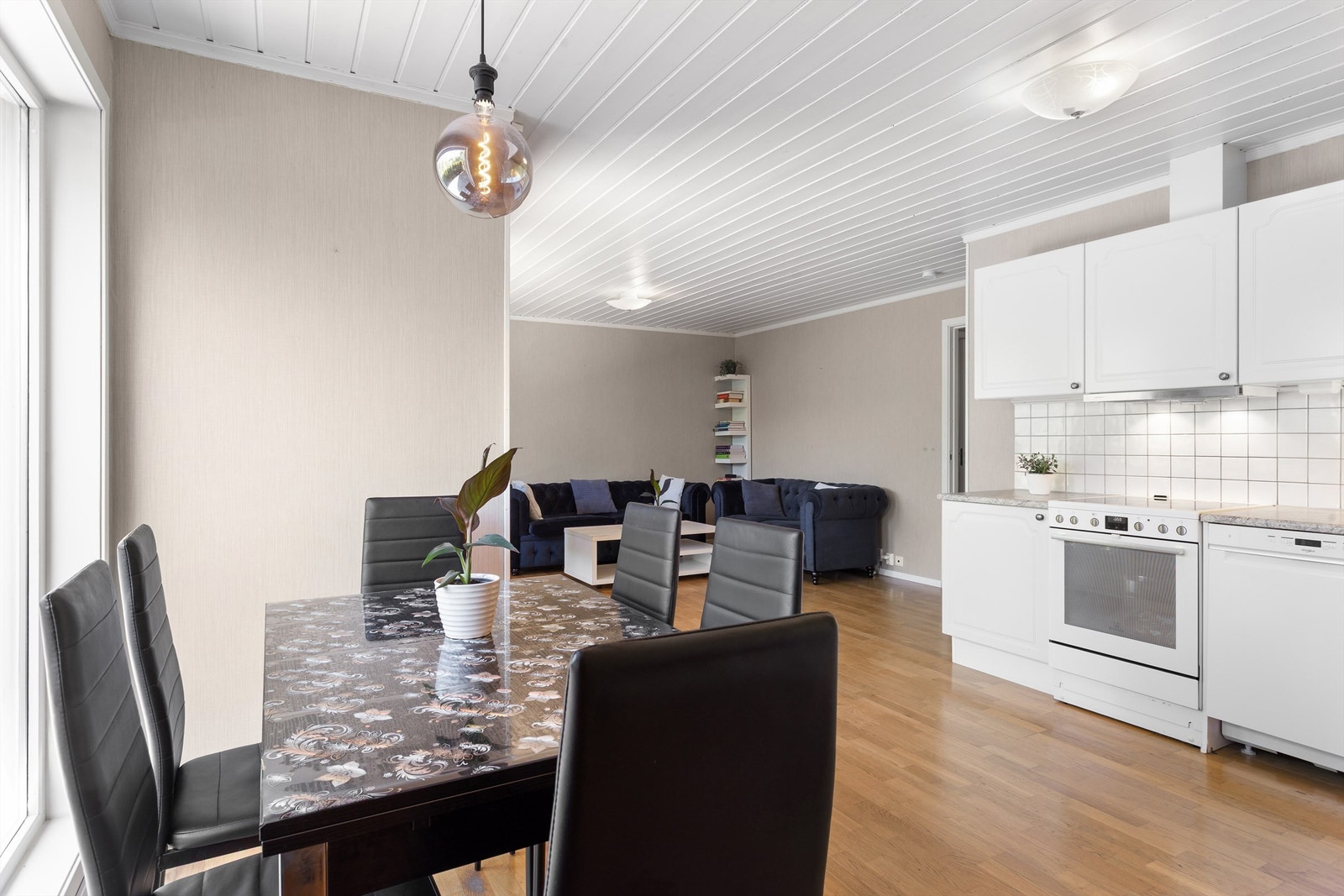 Plass til spisebord og sofa Galleribilde