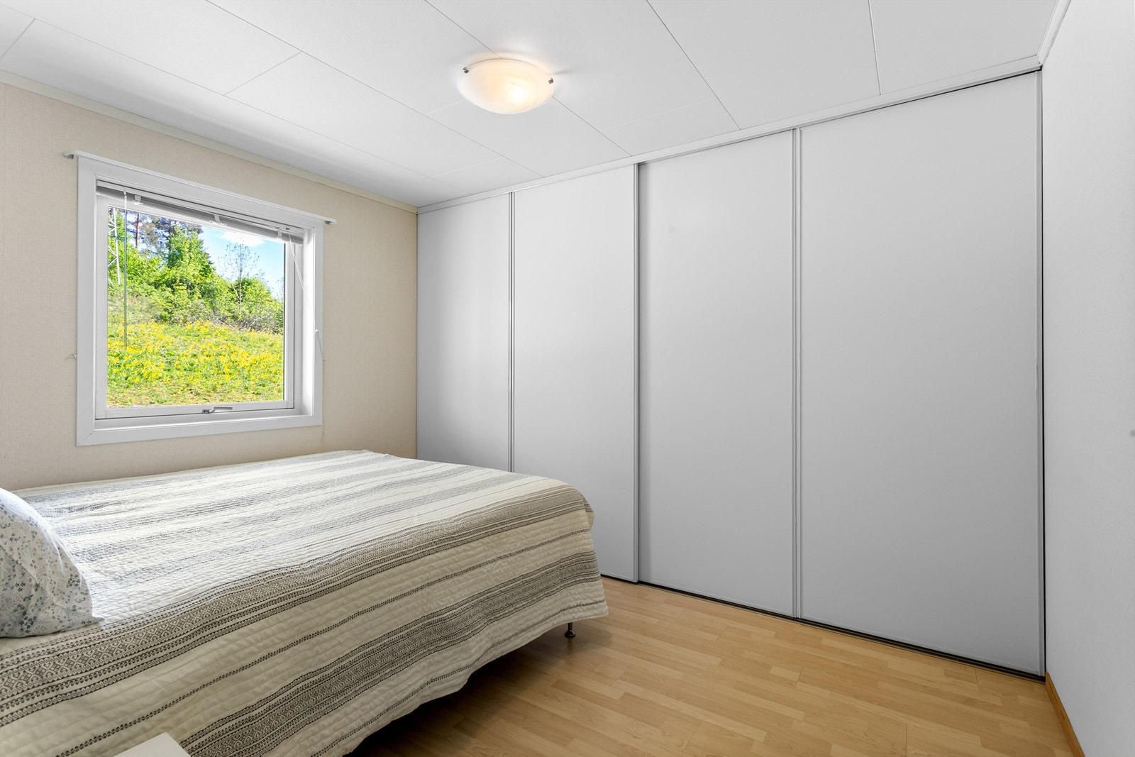 Soverom 1 med skyvedørsgarderobe Galleribilde