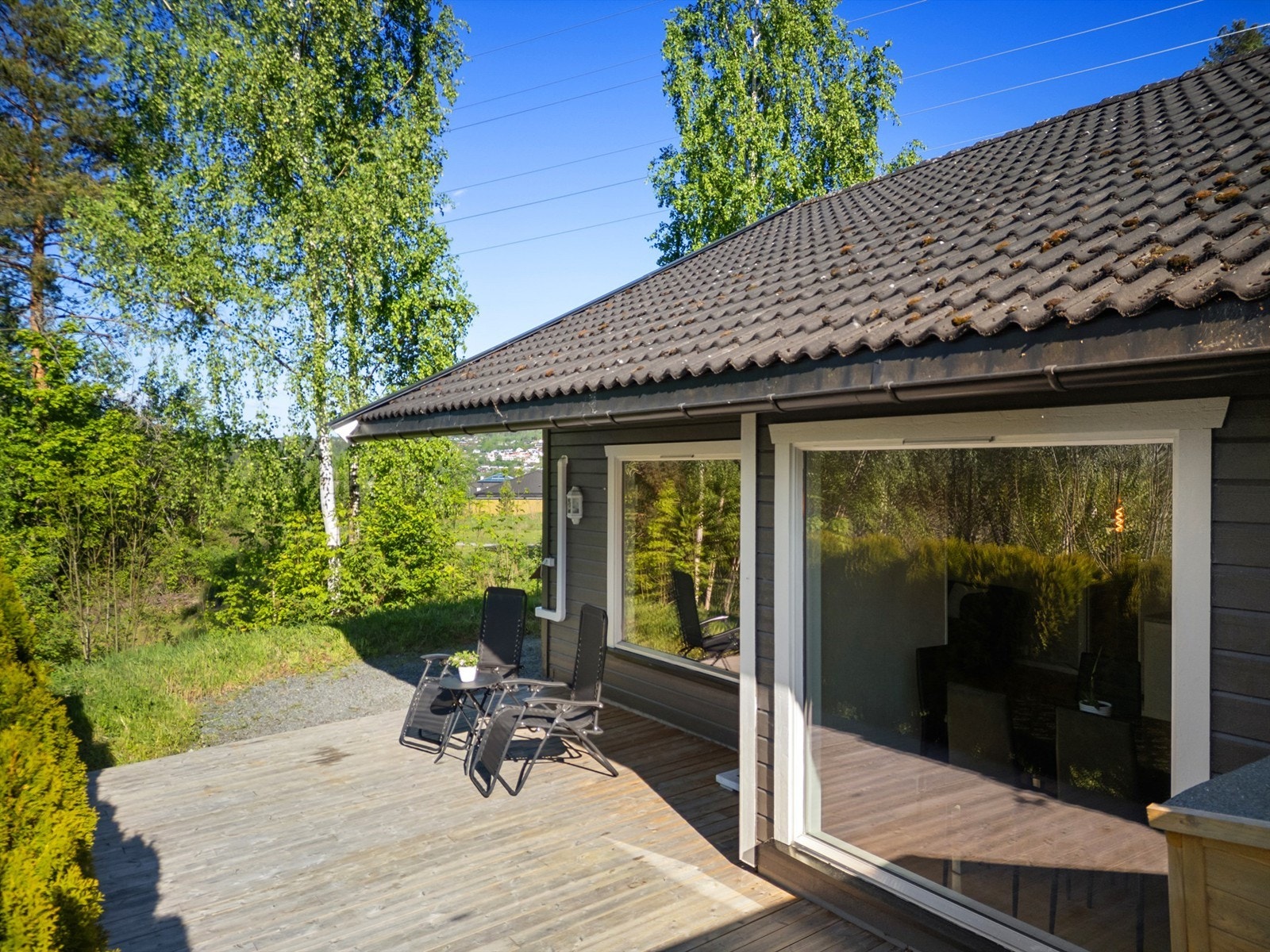 Fin uteplass på skjermet terrasseplatting på ca. 27 kvm Galleribilde