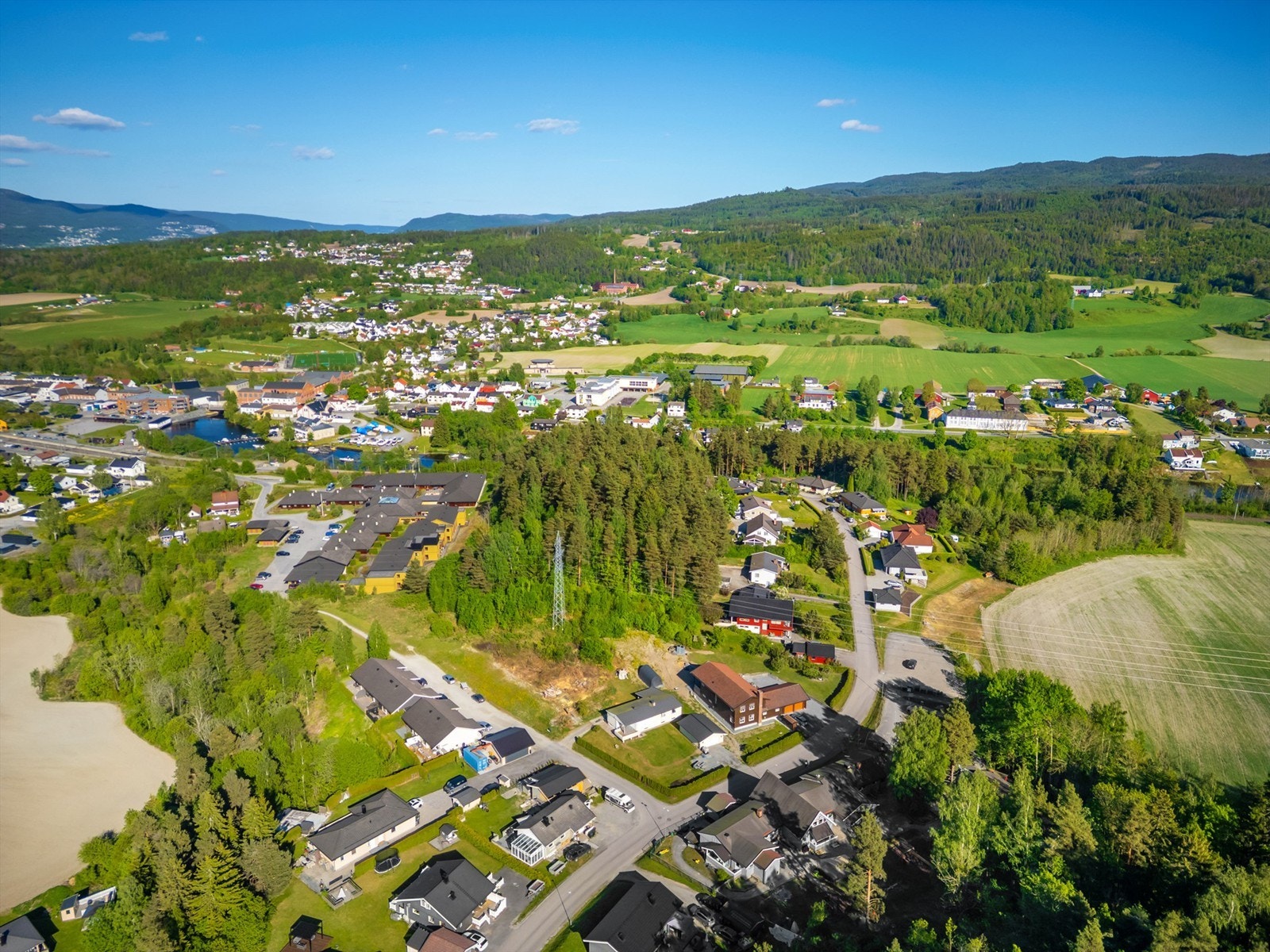 Kort vei å gå til sentrum med skole, matbutikker, div forretninger, restaurant, treningssenter m.m. Ca 600 meter til jernbanestasjon Galleribilde