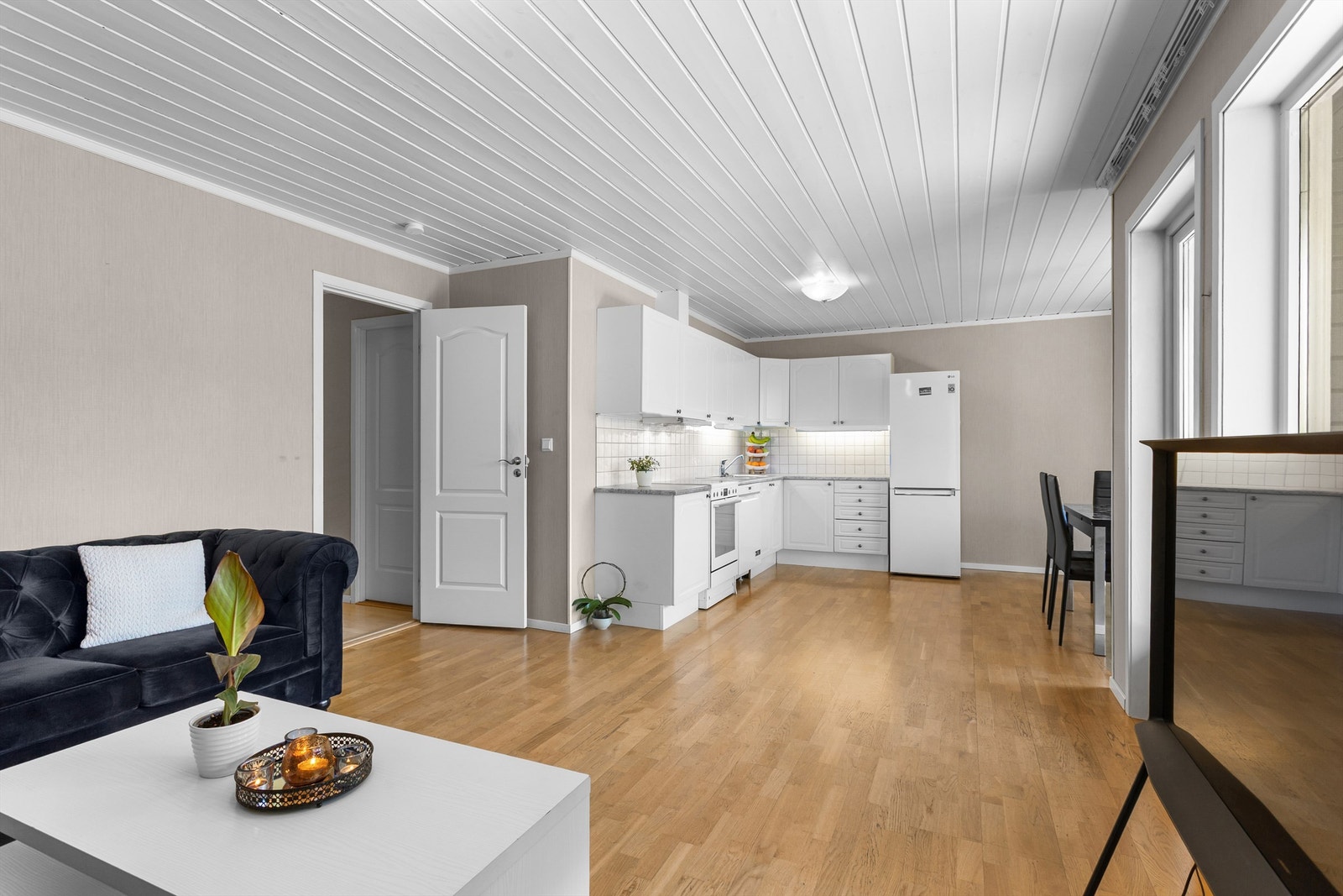 Åpen løsning mellom stue mot kjøkken Galleribilde