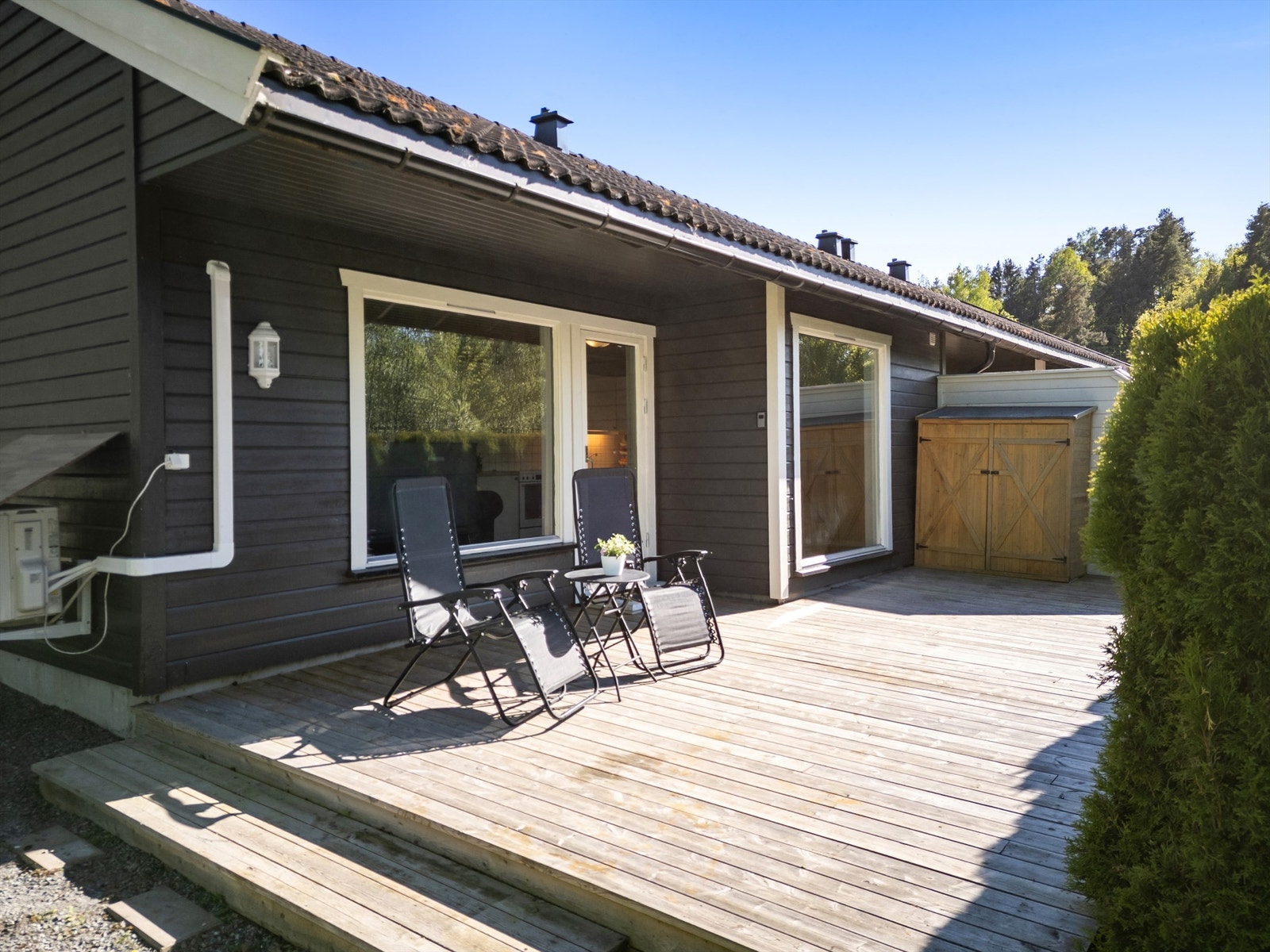 God plass til utemøbler på terrasseplattingen Galleribilde
