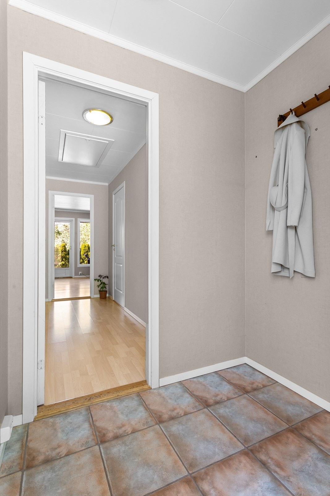 Entre og med plass til knaggrekke for oppheng av yttertøy Galleribilde