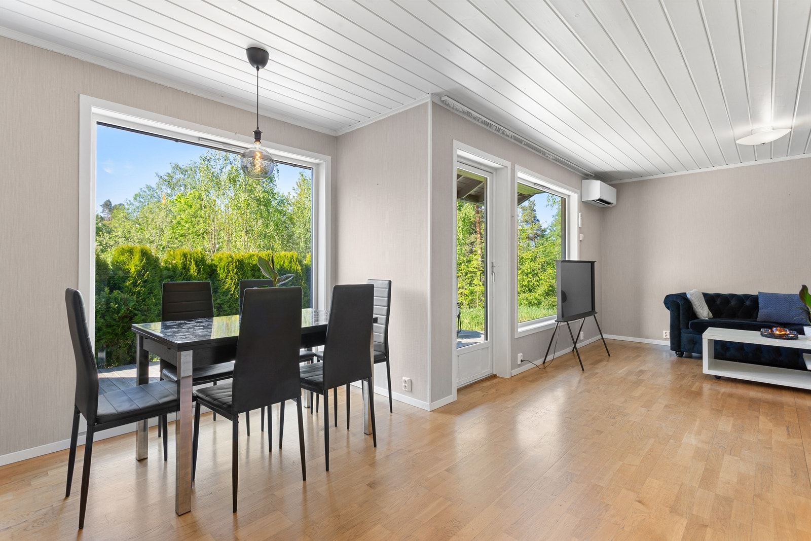 Stue med store vinduer som gir mye naturlig lys Galleribilde