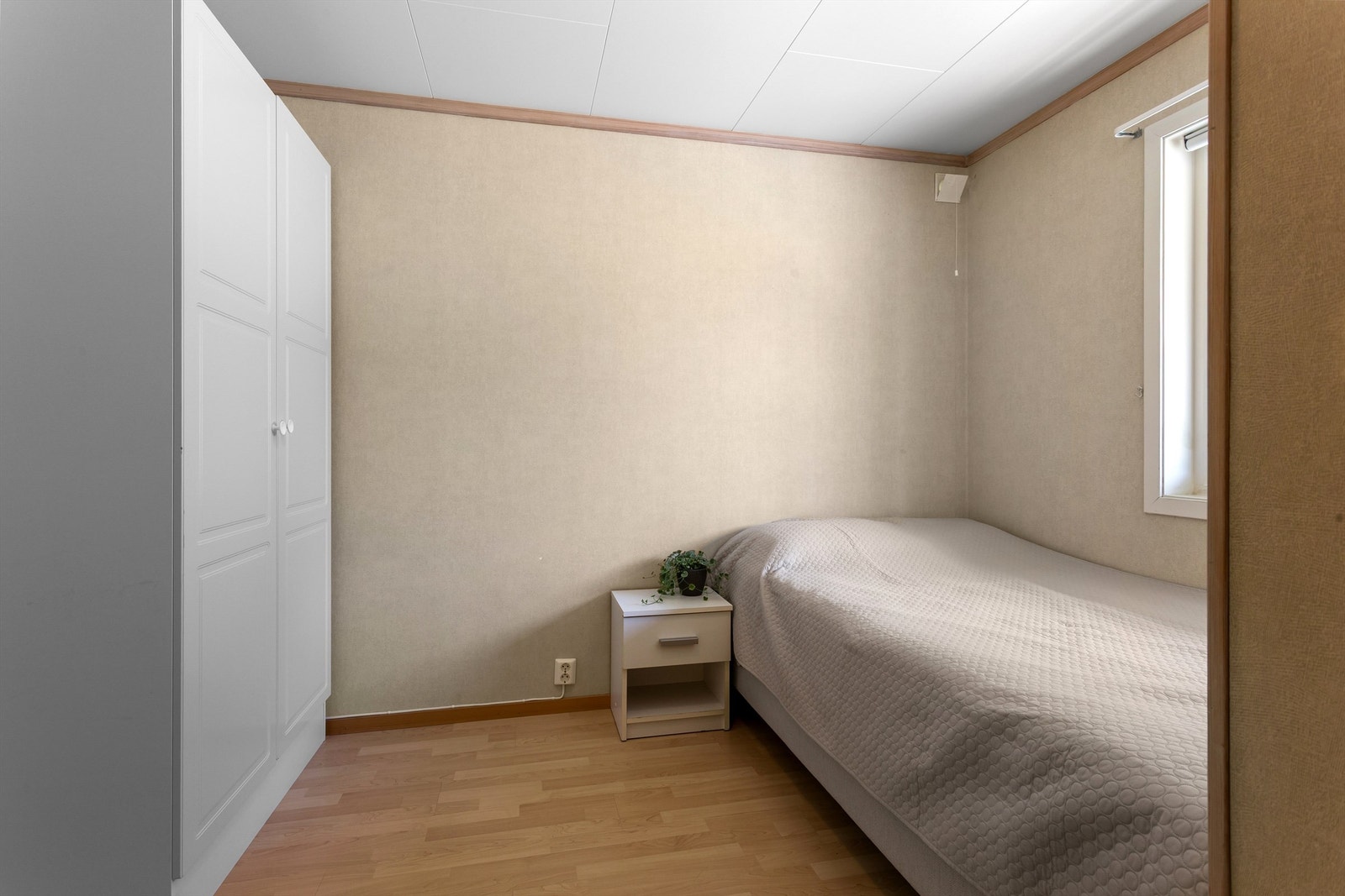 Soverom 2 med garderobeskap Galleribilde