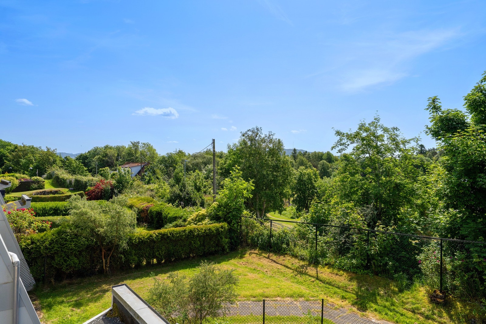 Utsikt over fjell, himmel og natur er utsikten du får fra balkongen Galleribilde