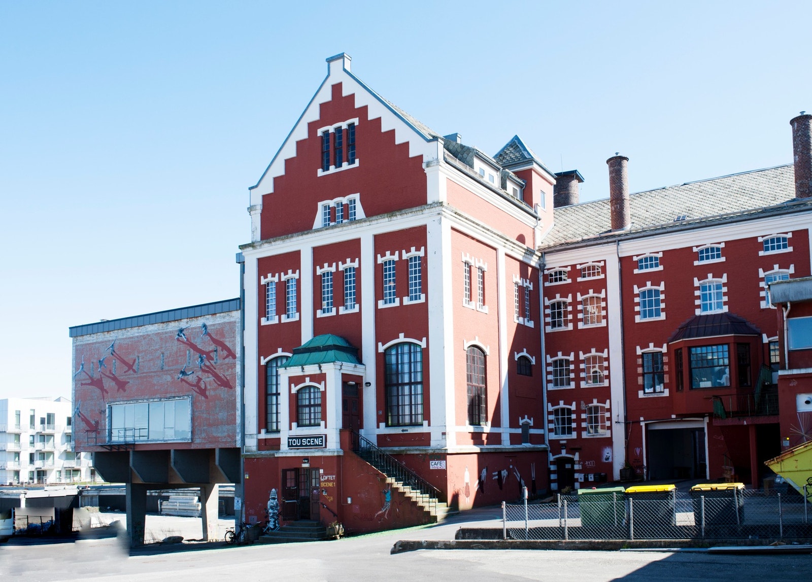 Tou scene ligger i kort avstand fra boligen Galleribilde