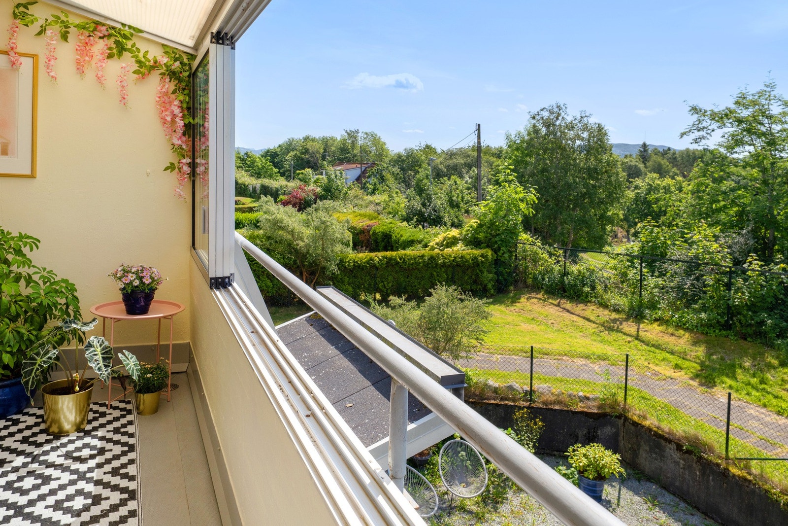 Her ser man utover grønn natur, fjell og himmel. Galleribilde