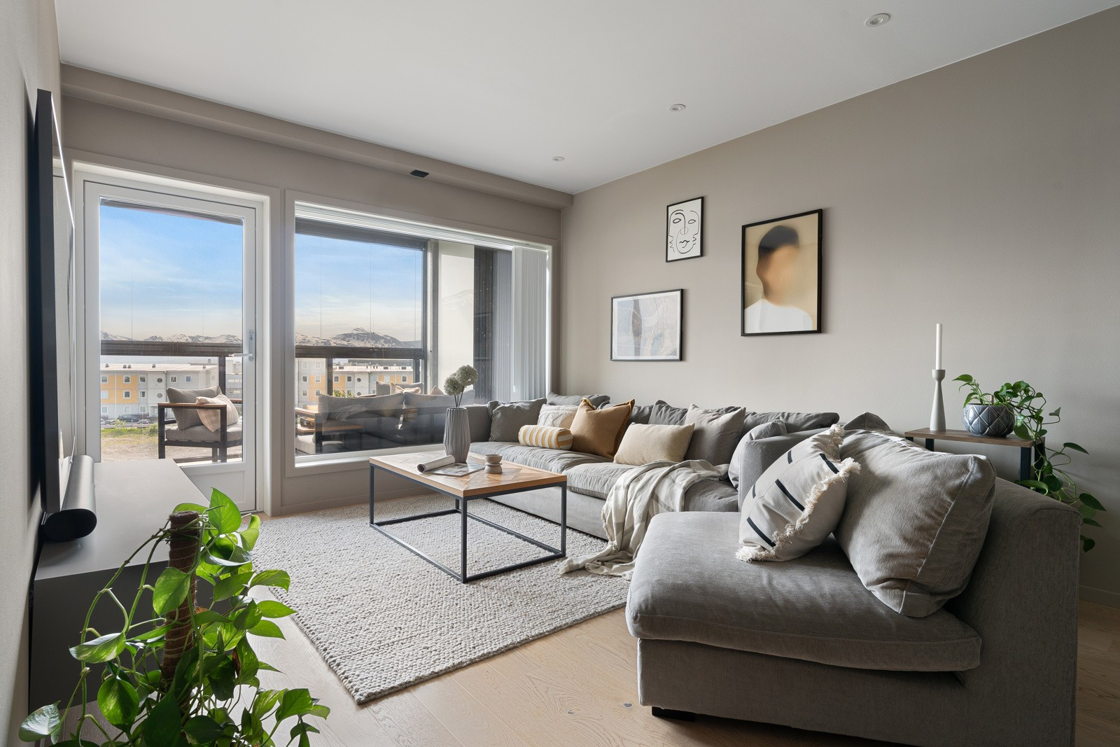 Gjennomgående høy standard over det hele med god takhøyde, balansert ventilasjon, fjernvarme og utstrakt bruk av downlights i himling.