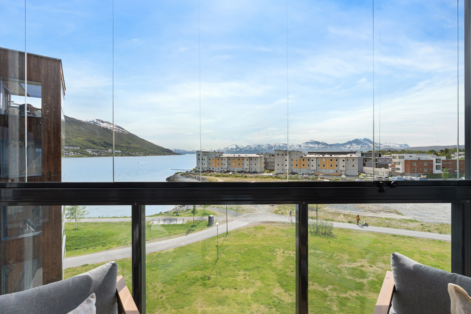 Her kan du nyte de gode solforholdene hele ettermiddagen og utover mot kvelden. Nydelig utsikt mot Tromsøysundet, fjell og området rundt!
