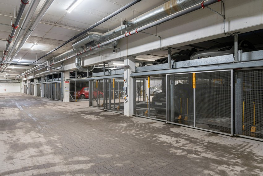 Fast parkeringsplass i garasjeanlegg. I tillegg til to boder i leiligheten disponerer du egen sportsbod i felles bodanlegg