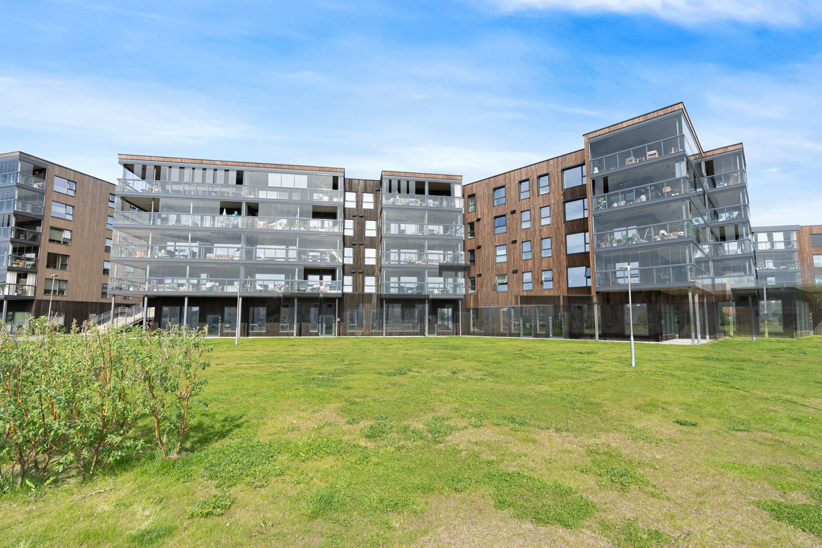 Leiligheten ligger fint til i et rolig område med godt bomiljø