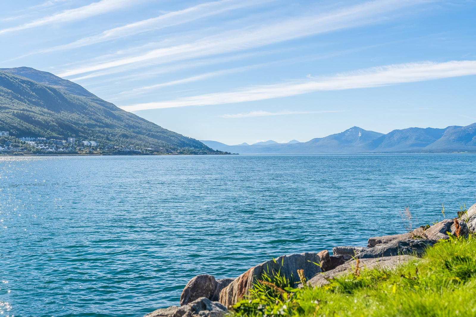 Det er en strandpromenade som går langs havet