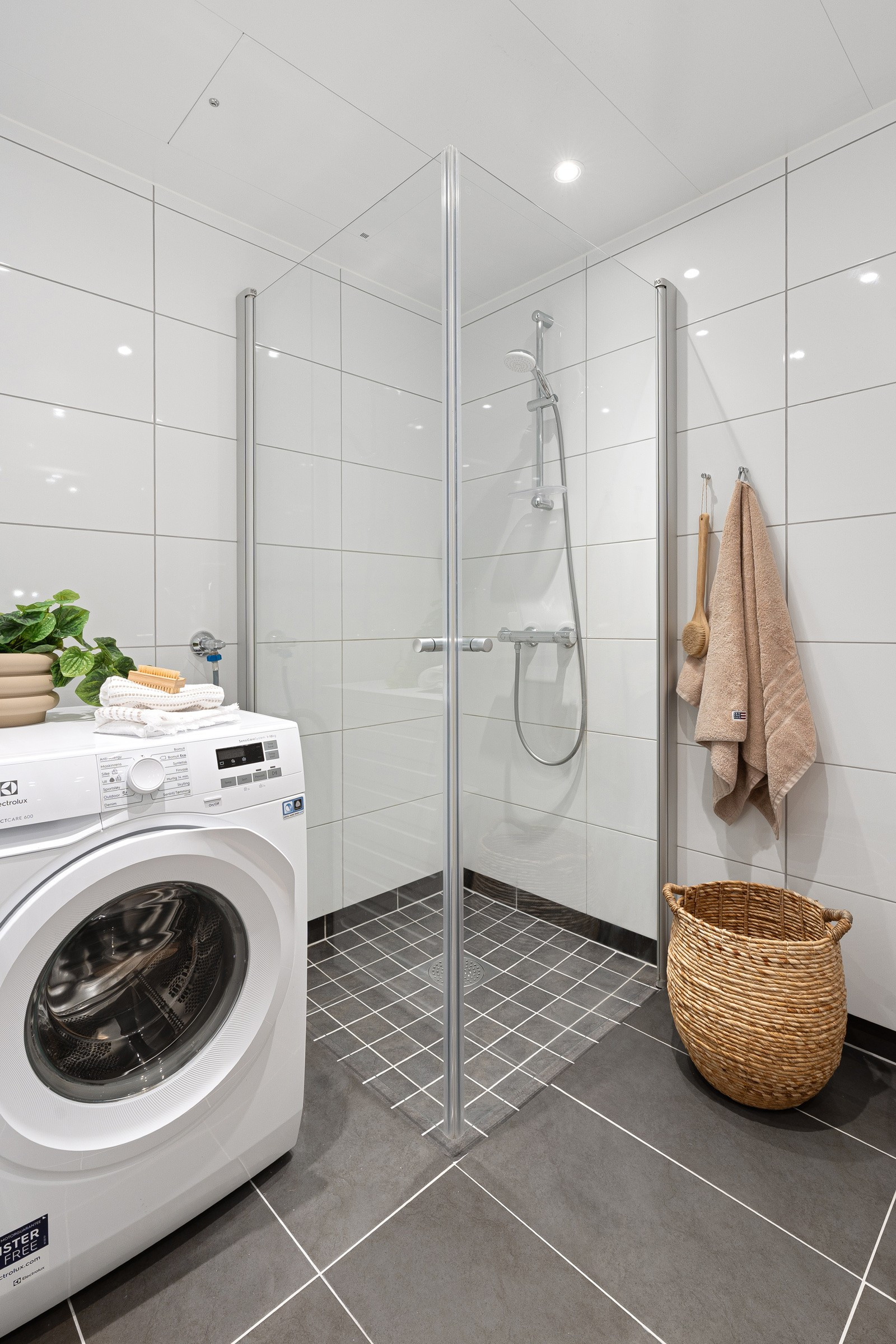 Badet er utstyrt med praktisk vegghengt toalett og stort dusjhjørne med innfellbare glassdører. Forbruk av varmtvann (akonto) er inkl.i felleskostnadene