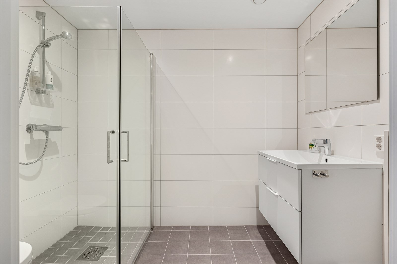 Leiligheten har et delikat flislagt baderom med downlights i himling og varmekabler i gulv. Galleribilde