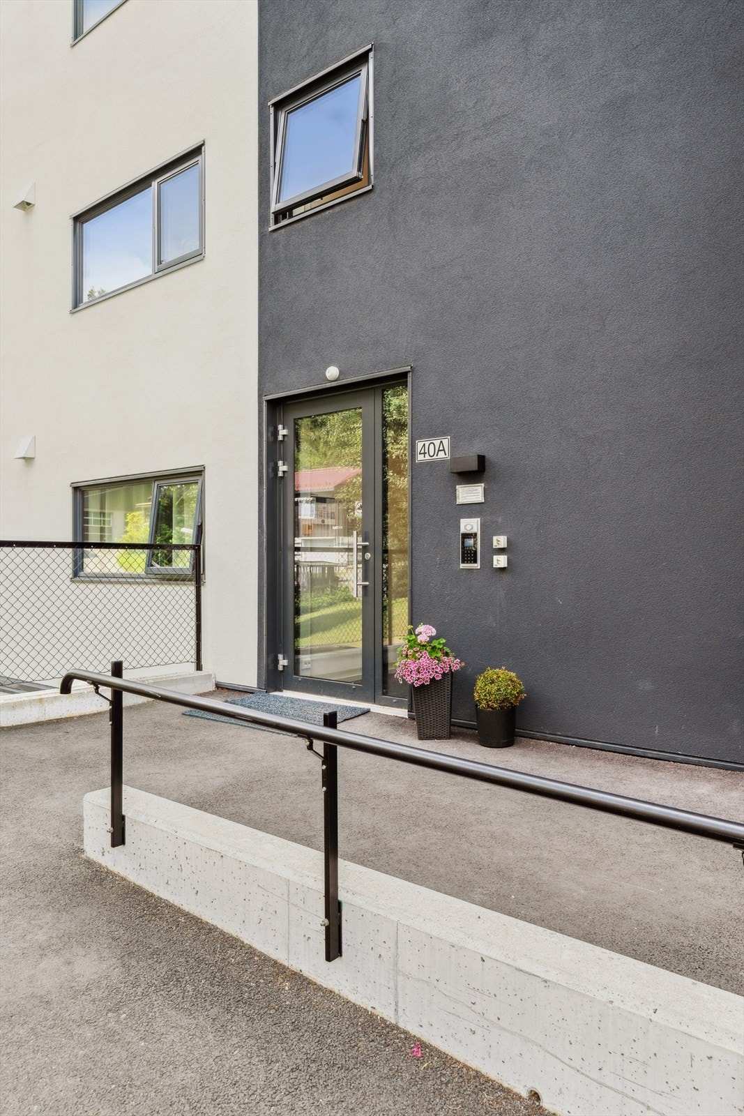 Innbydende felles inngang for beboerne med callinganlegg. Galleribilde