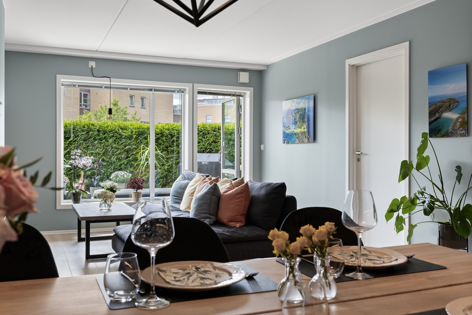 Lys og funksjonell stue med åpen løsning mot kjøkkenet, som gir en romslig og sosial planløsning. Store vindusflater sørger for rikelig med naturlig lys. Galleribilde