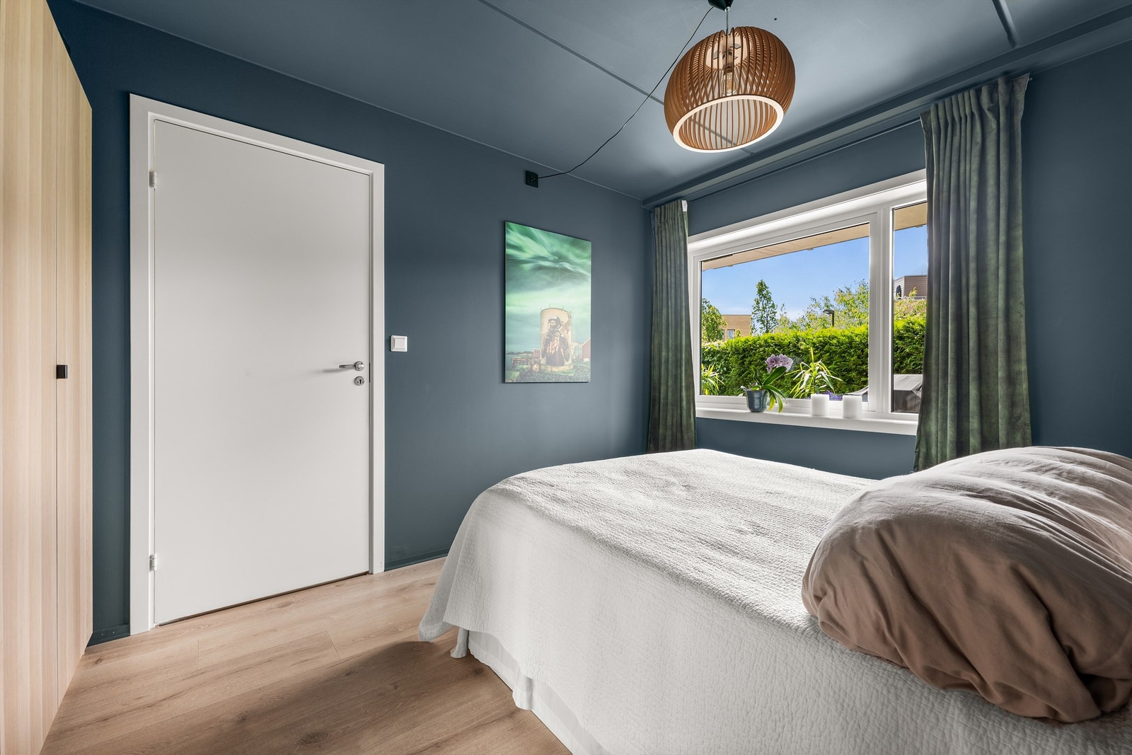 Leiligheten har et romslig soverom med god plass til dobbeltseng, nattbord og et stort garderobeskap. Garderobeskap var nytt i 2021. Galleribilde