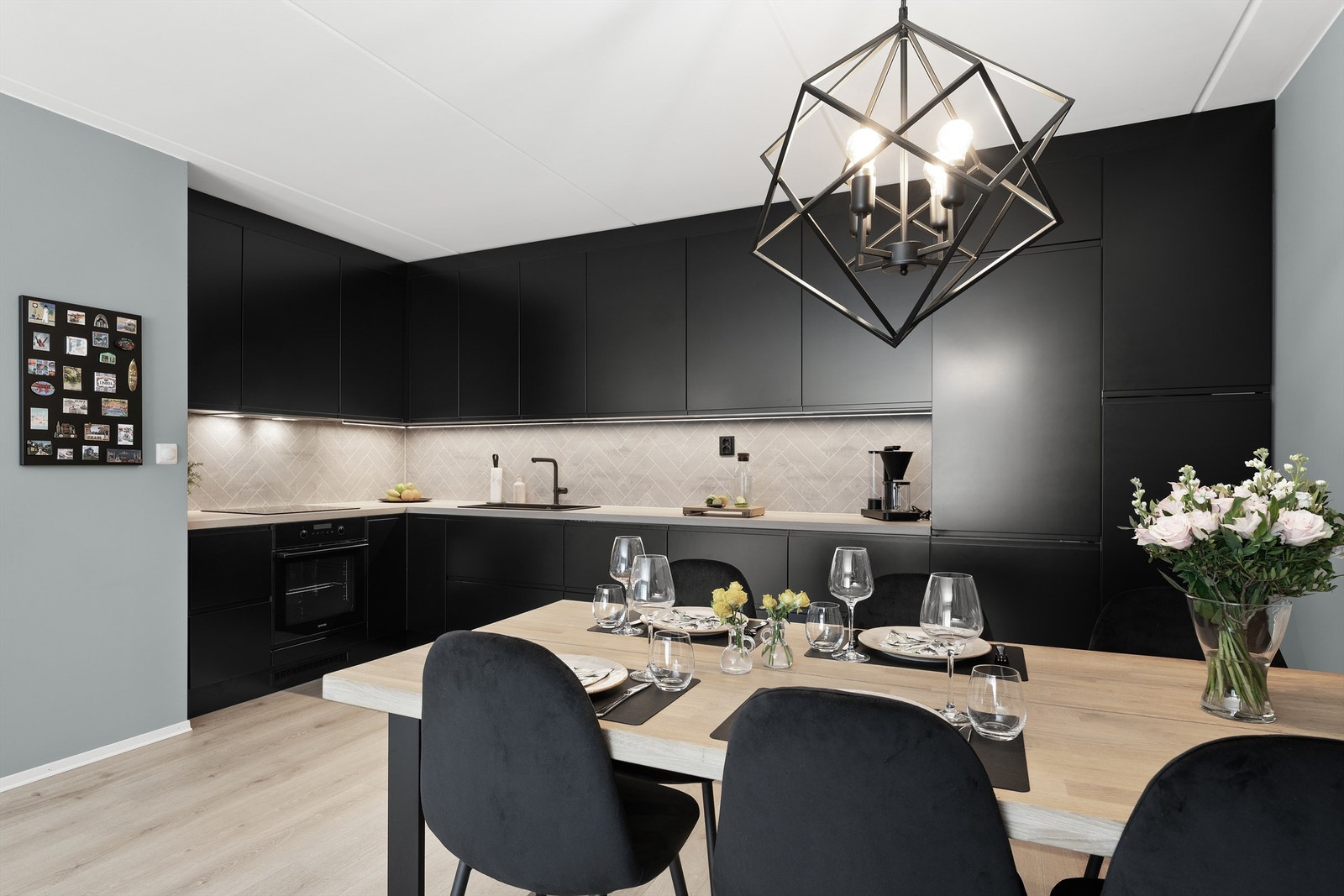Kjøkkenet i en åpne og moderne løsning til stuen. Galleribilde