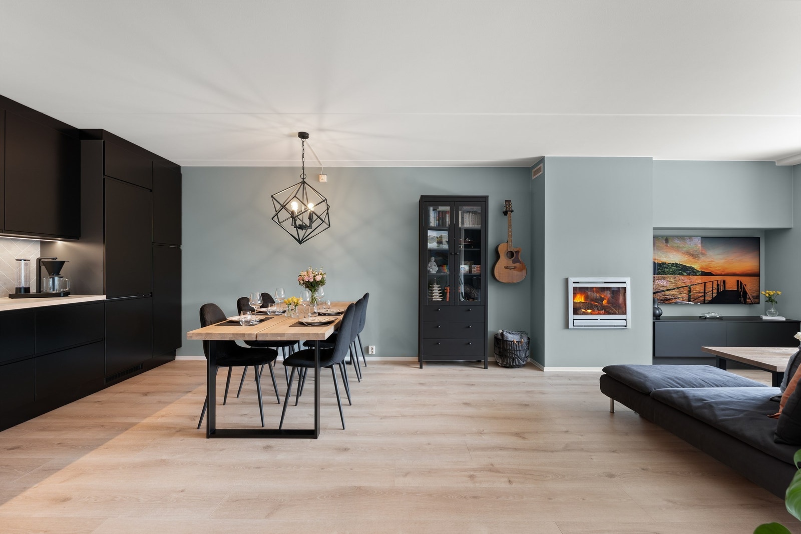 Kjøkkenet i en åpne og moderne løsning til stuen. Galleribilde