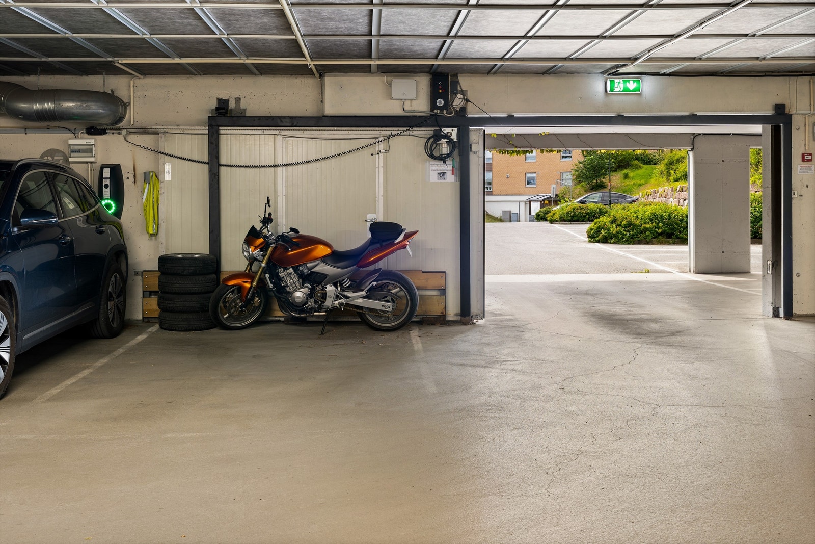 Det medfølger en parkeringsplass i felles garasjeanlegg iht. seksjoneringsbegjæringen. Det er heis fra leilighetsplanet og ned til garasjen. Galleribilde