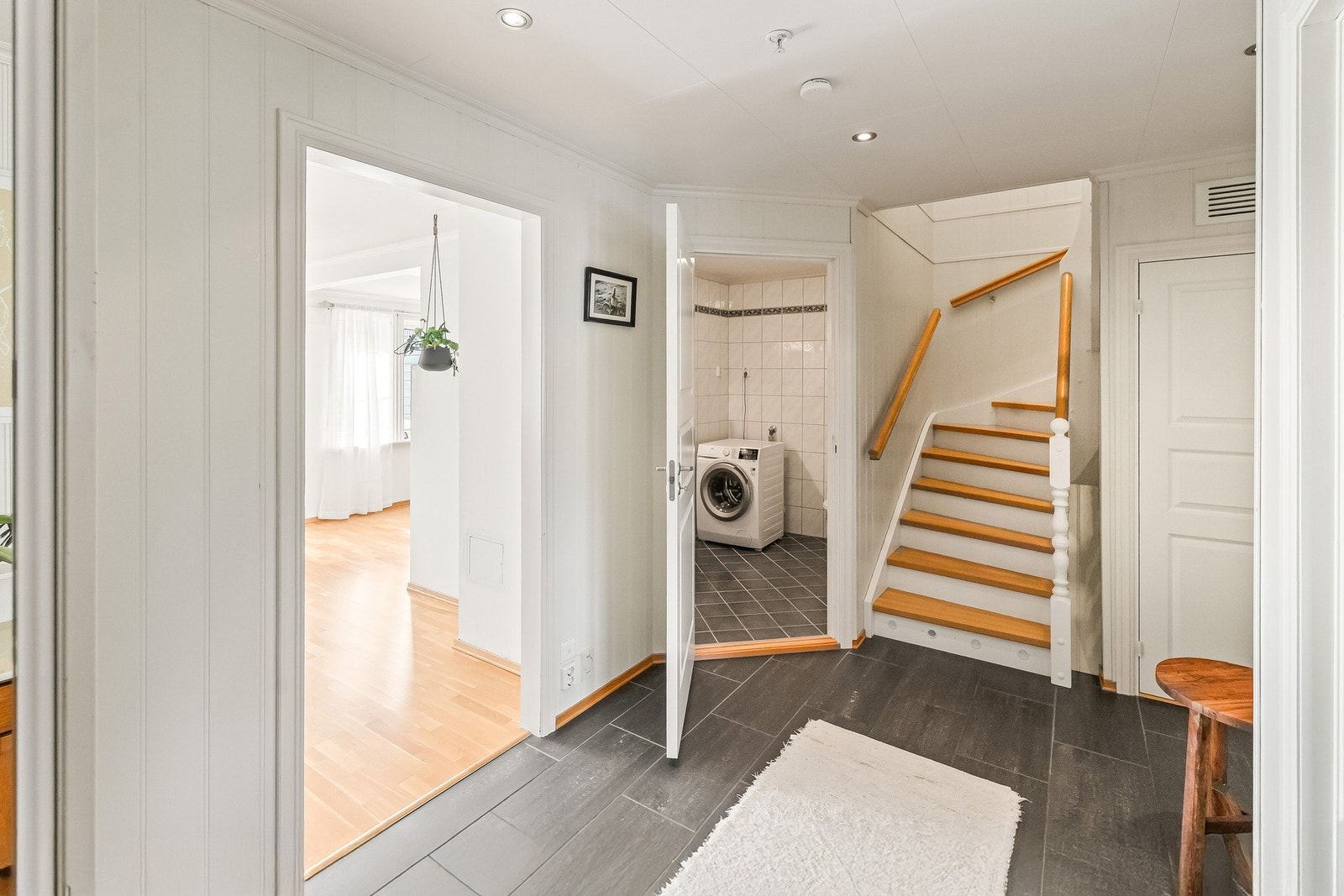 Hallen tar deg videre inn til badet. Galleribilde