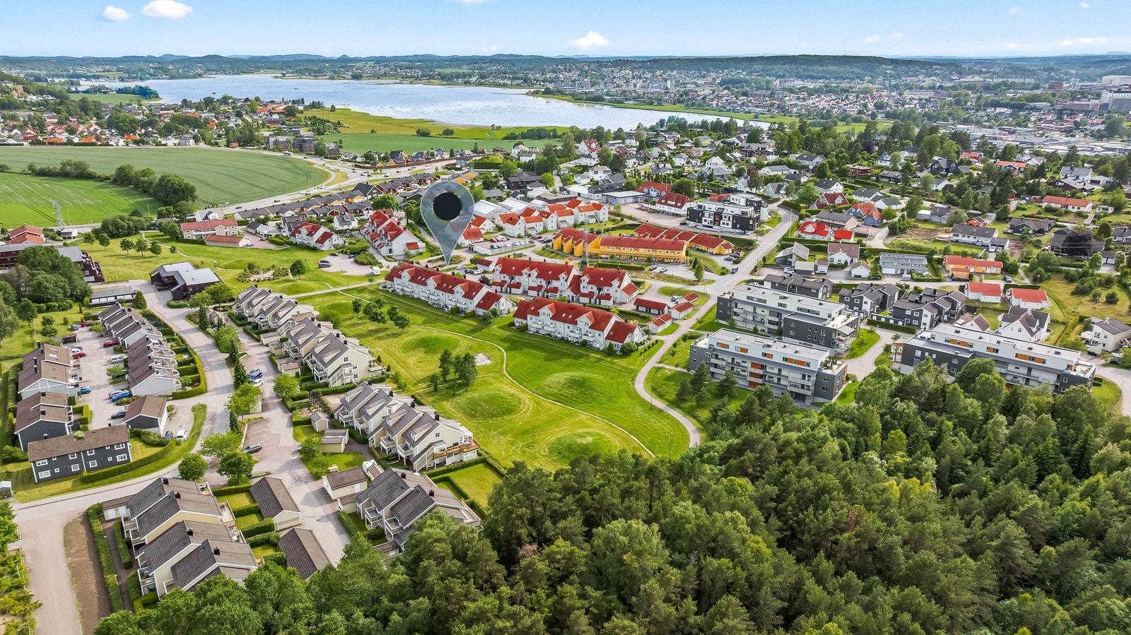 På varme sommerdager er Ringshaugstranda et populært reisemål. Denne nydelige sandstranden har en steinmolo, badetrapp og en stor gresslette som innbyr til soling og lek. Galleribilde