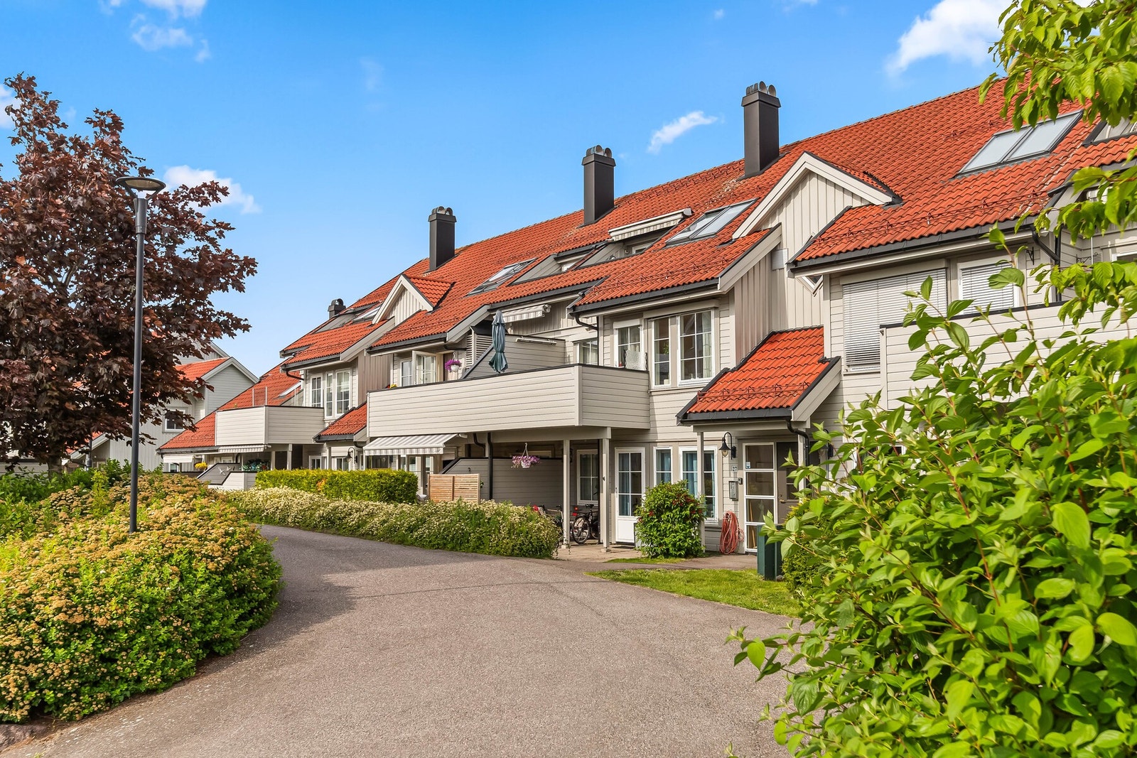 Leiligheten ligger i et veletablert og attraktivt boligområde på Døsserød, rett ved Presterød i Tønsberg kommune. Dette området er kjent for sin familievennlige atmosfære og nærhet til en rekke fasiliteter. Galleribilde