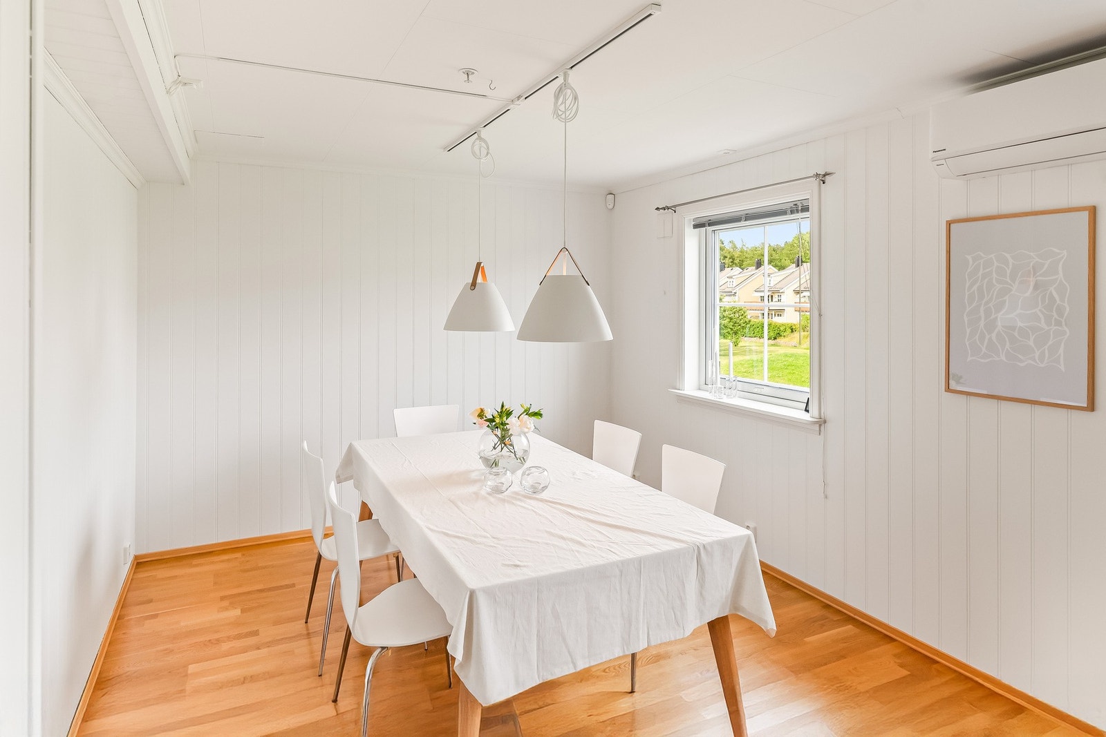 Her har du god plass til spisebord. Denne sonen kan også enkelt gjøres om til et ekstra soverom. Galleribilde