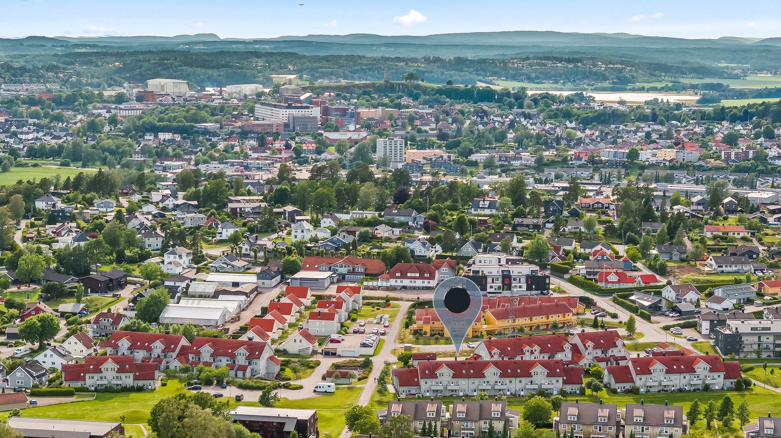 Det er utmerkede bussforbindelser, og du har kort gangavstand til både skoler, barnehager og Kilden Kino, noe som gjør det enkelt å få hverdagen til å gå opp. Galleribilde