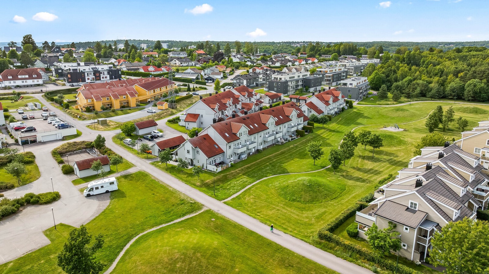 Dette er en stor og innholdsrik leilighet over to plan fra 2004/2005. Leiligheten ligger i 2. og 3. etasje, og har et totalt bruksareal på 136 kvm. Galleribilde