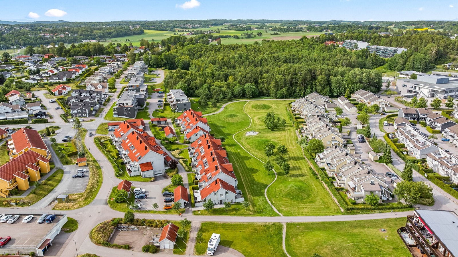 Fra Tønsberg stasjon tar toget omtrent 1 time og 13 minutter til Oslo S, noe som gjør det enkelt å pendle til hovedstaden. Galleribilde