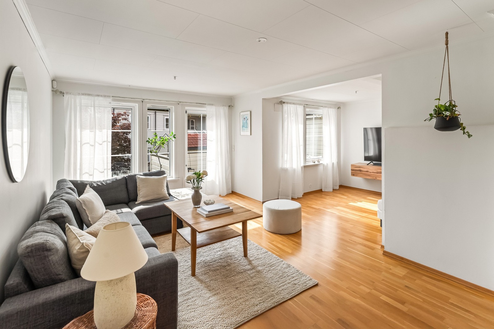 Her er det mange og store vindusflater som gir godt med naturlig lys. Galleribilde