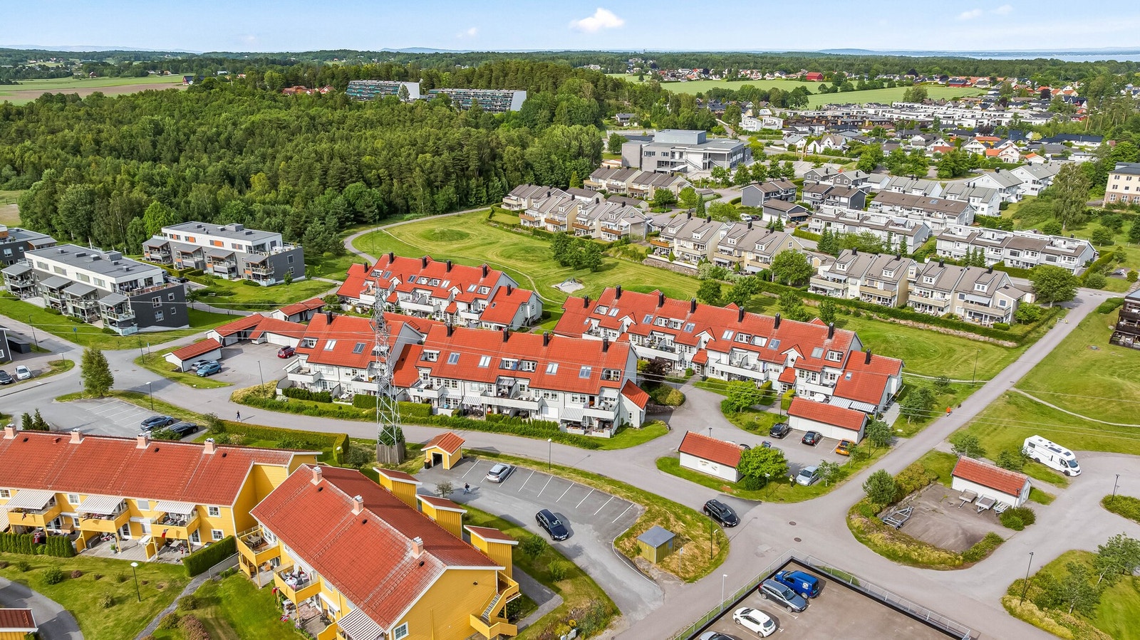 For pendlere er det gode kollektivmuligheter. Busstoppet ved Presterød ligger ca. 6 minutters gange fra boligen, og med bil tar det ca. 8 minutter til Tønsberg stasjon. Galleribilde