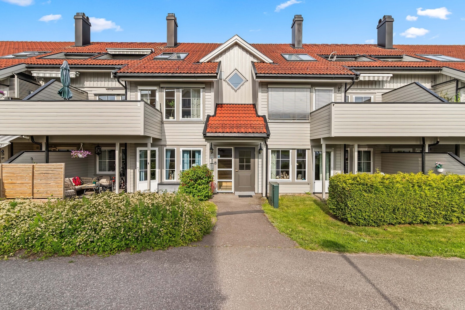 Boligen holder en høy standard og med god planløsning, og byr på bla. romslig gang, hyggelig kjøkken i eget rom med plass til spisebord, stue i hver etasje, delikat flislagt bad og separat vaskerom med ekstra toalett, samt 3 gode soverom. Galleribilde