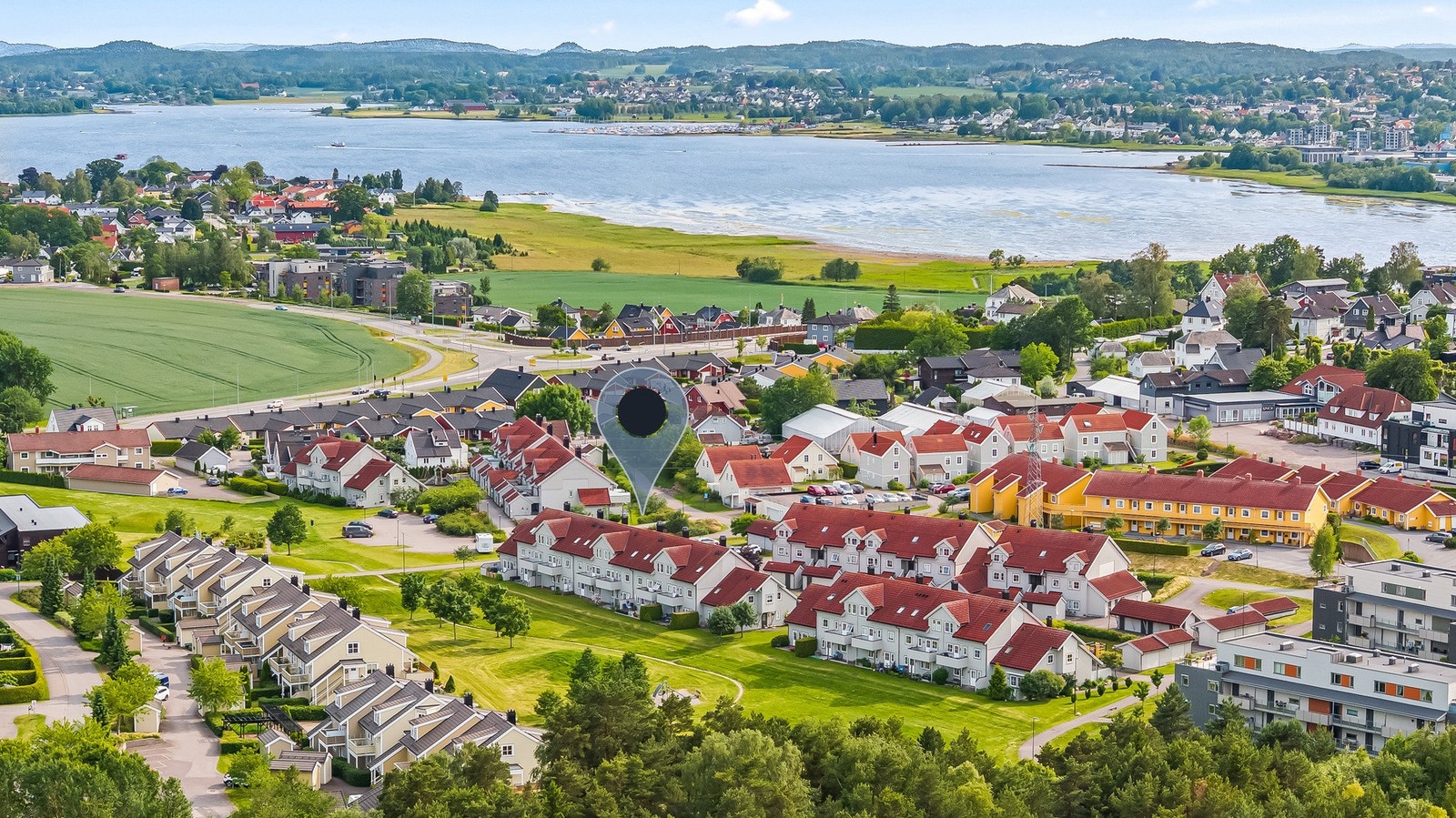 I nærområdet finner du også Slagenhallen, som tilbyr ulike idrettsaktiviteter, samt flotte turområder ved Søndre Slagen kirke. Flints idrettsanlegg, med flere fotballbaner, ligger også i nærheten, noe som gir gode muligheter for både barn og voksne til å Galleribilde
