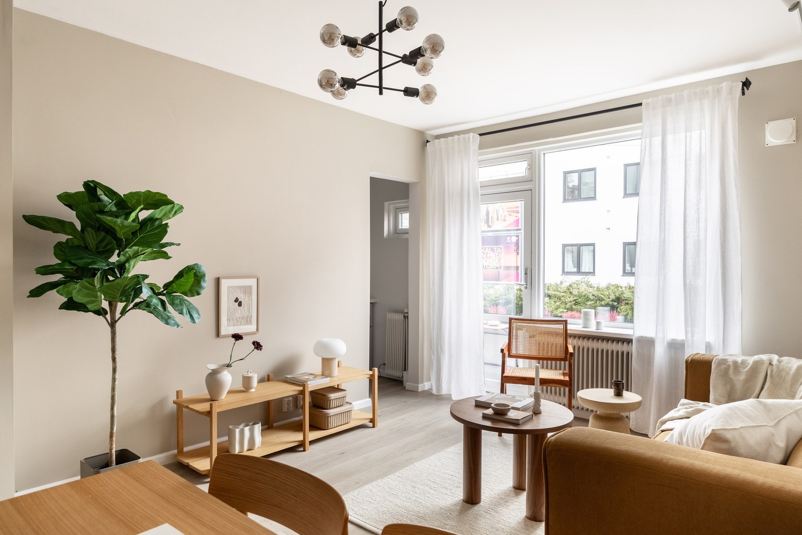 Leiligheten har store vindusflater som slipper inn mye naturlig lys. Galleribilde