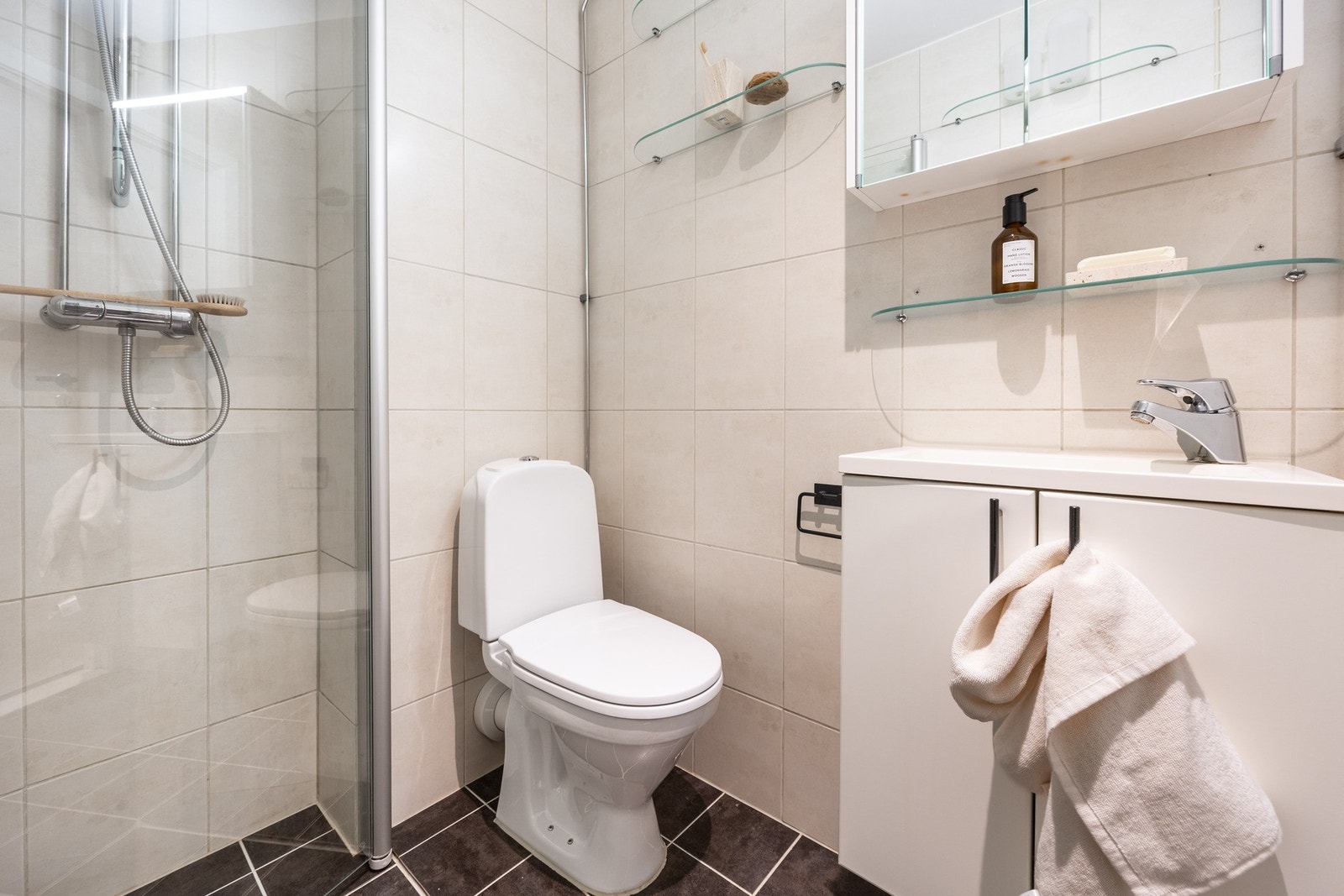 Dusjhjørne med innfellbare glassdører. Galleribilde