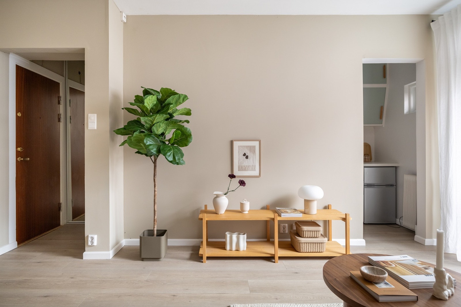 Leiligheten har en praktisk delvis åpen kjøkkenløsning. Galleribilde