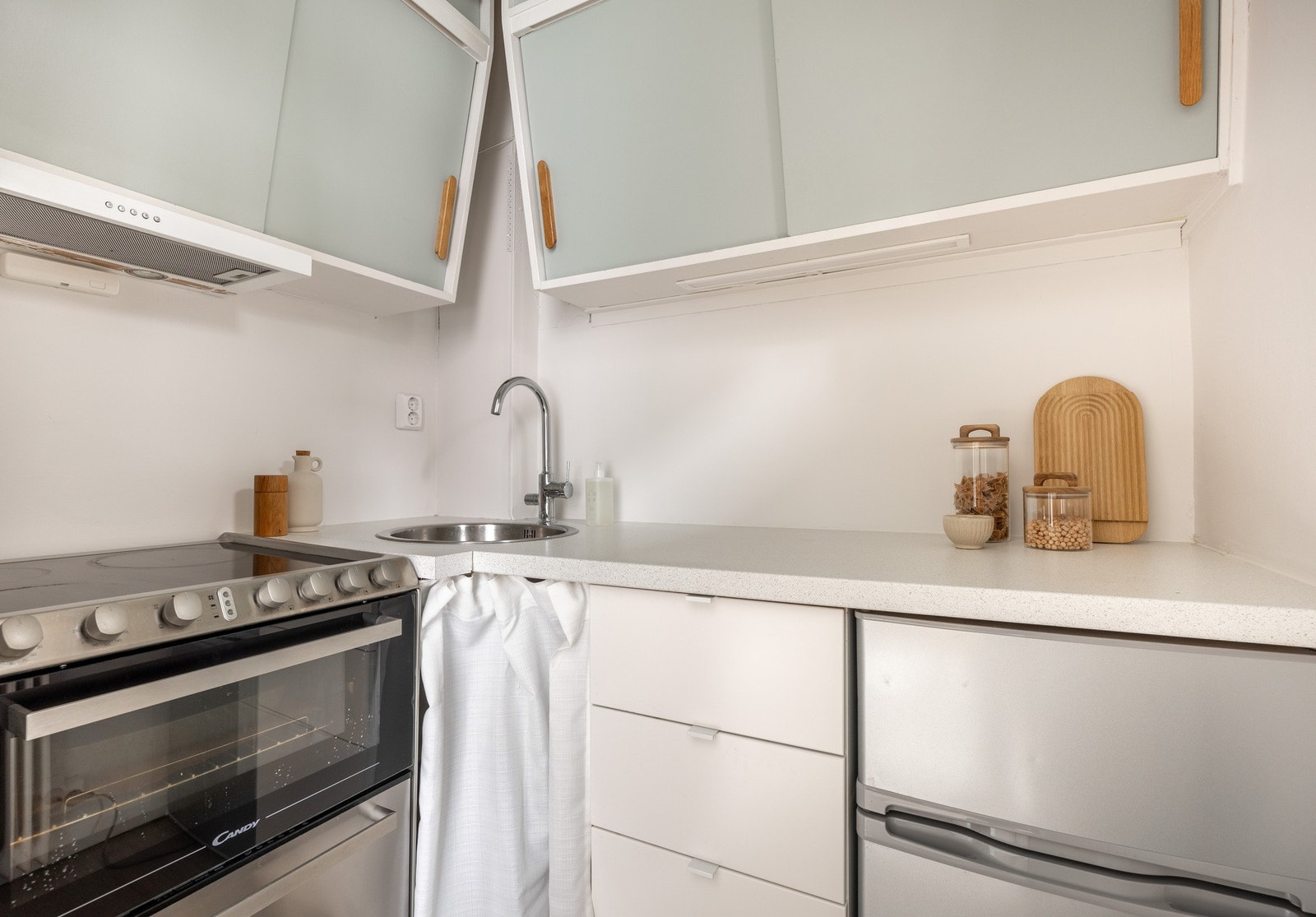 Praktisk kjøkkenløsning med alt man trenger i hverdagen. Galleribilde