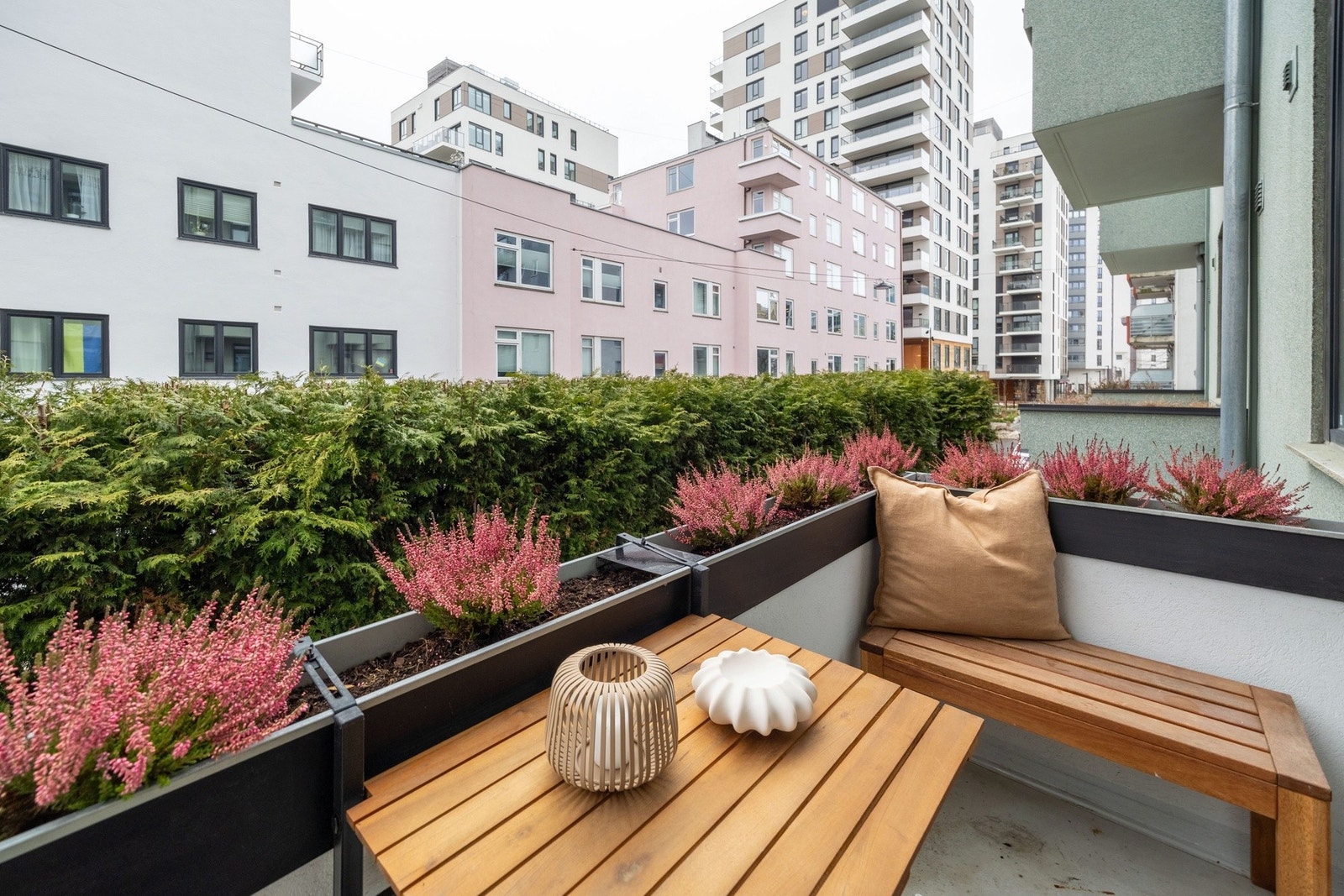 Sentral og attraktiv leilighet med heis, solrik balkong og luftig planløsning. Galleribilde