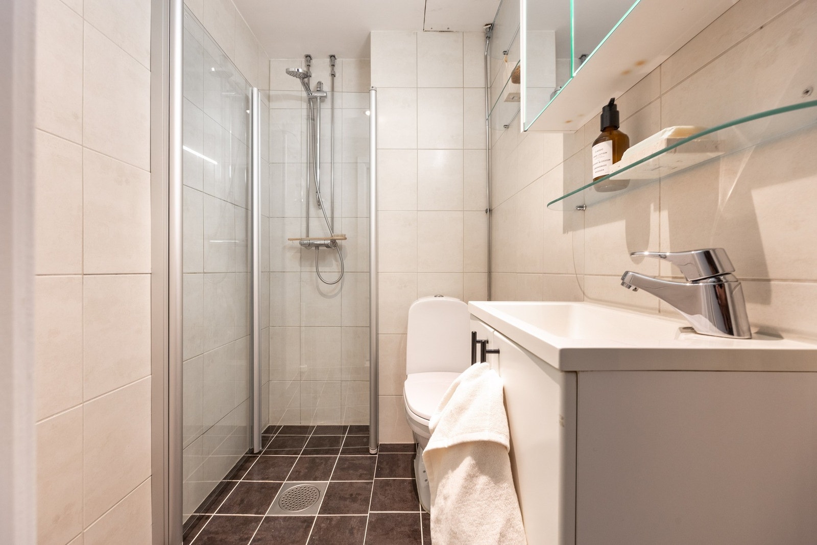 Pent baderom av god størrelse med opplegg for vaskemaskin. Galleribilde