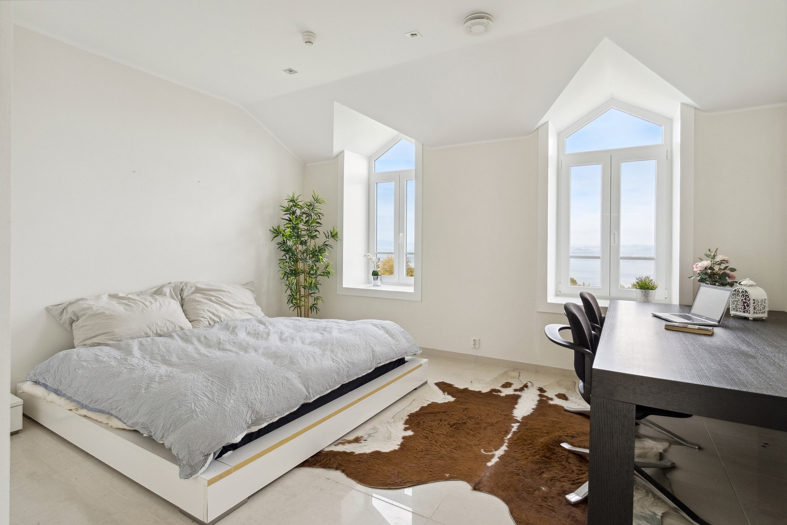 Romslig og elegant, med vakre detaljer, og godt lysinnslipp. Galleribilde